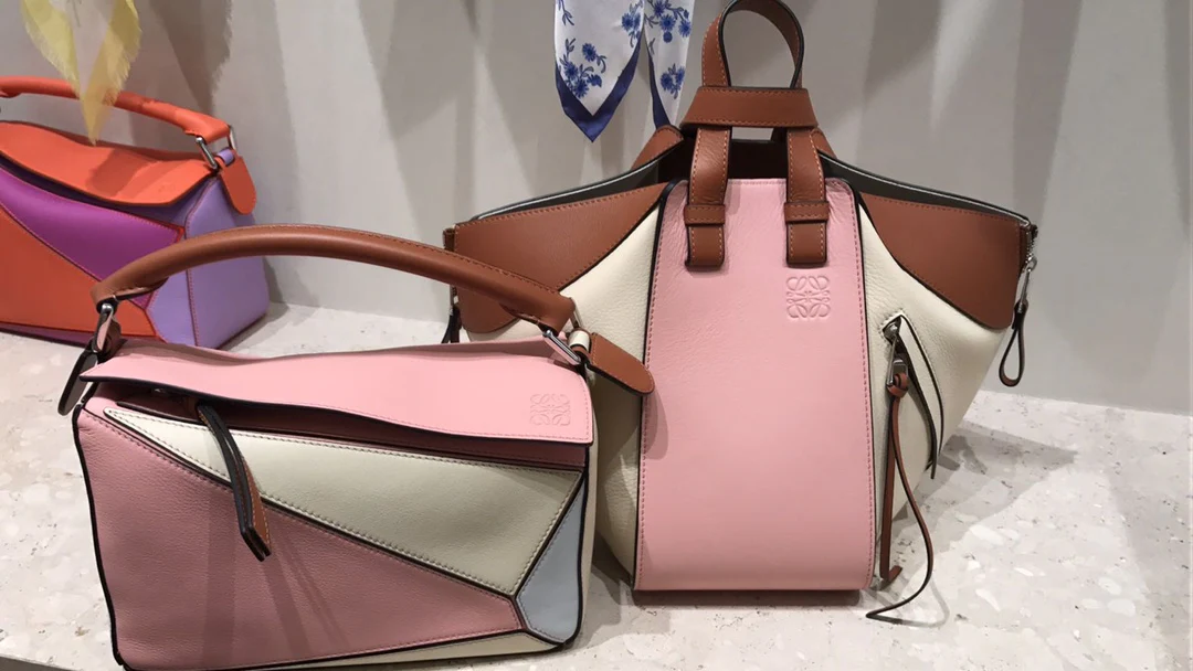 Пазл-гамак Loewe — персиково-розовый и молочный цвета.