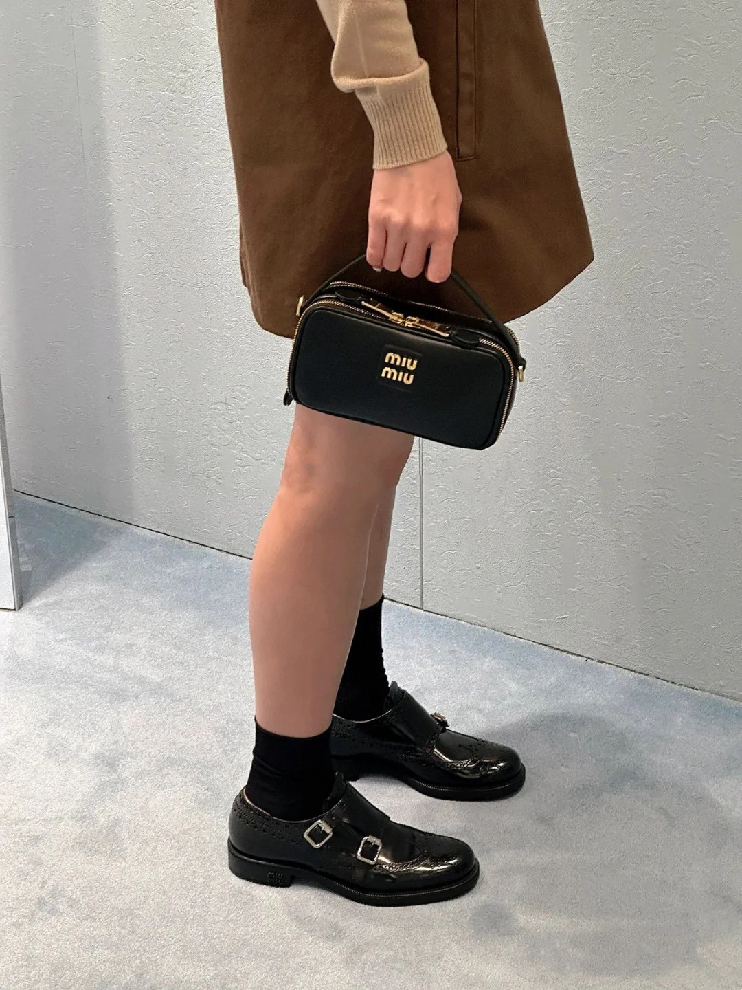 Сумка/кроссбоди для фотоаппарата Miu Miu из осенне-зимней коллекции - полностью кожаная, черная.