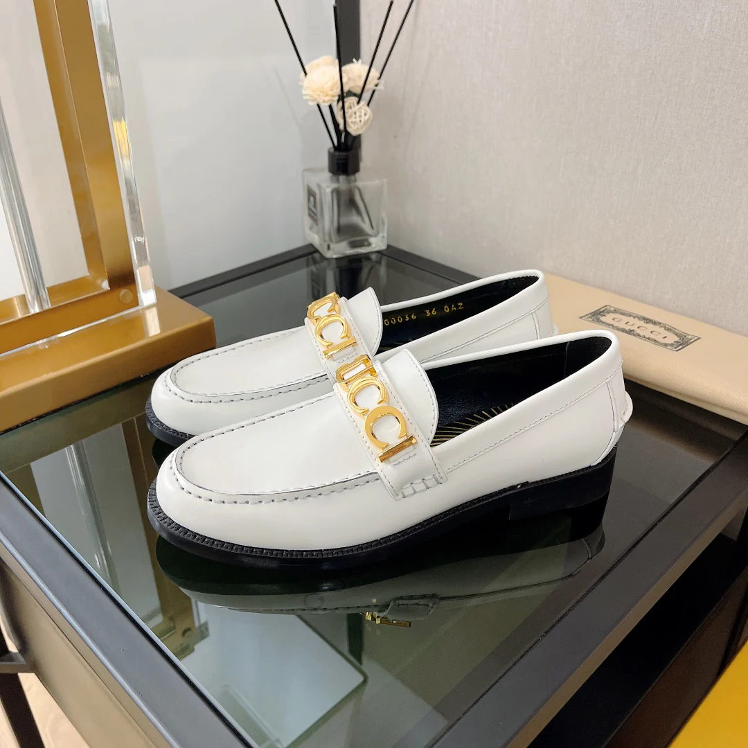 Новинка Gucci 2022 года - Лоферы с металлическими пряжками в виде букв.