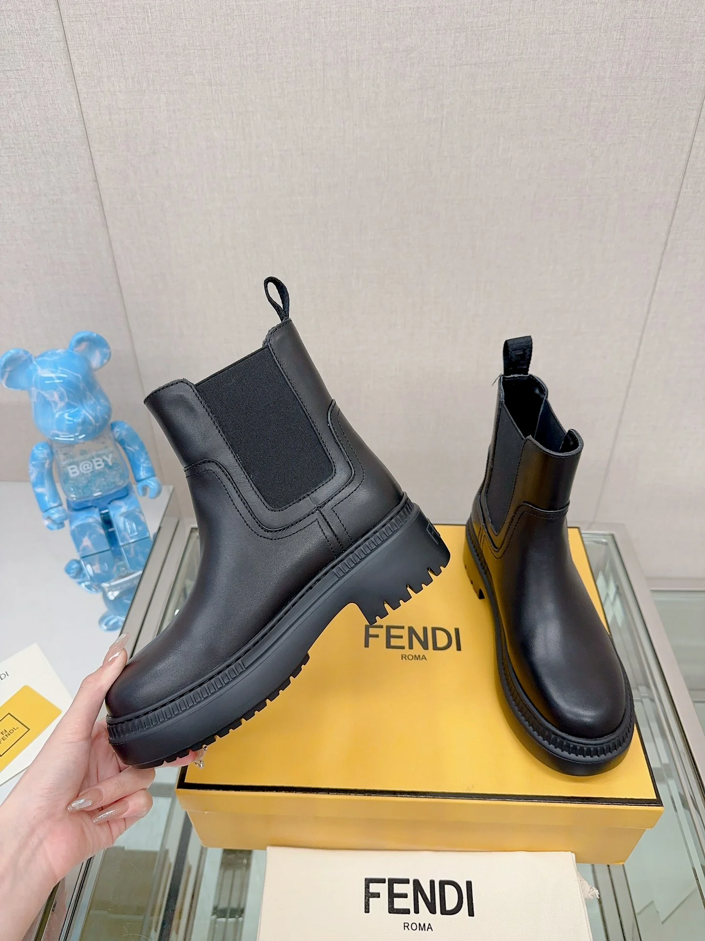 Новинка сезона осень/зима 2023 от Fendi — ботильоны-челси на платформе с эластичным поясом — матово-черные.