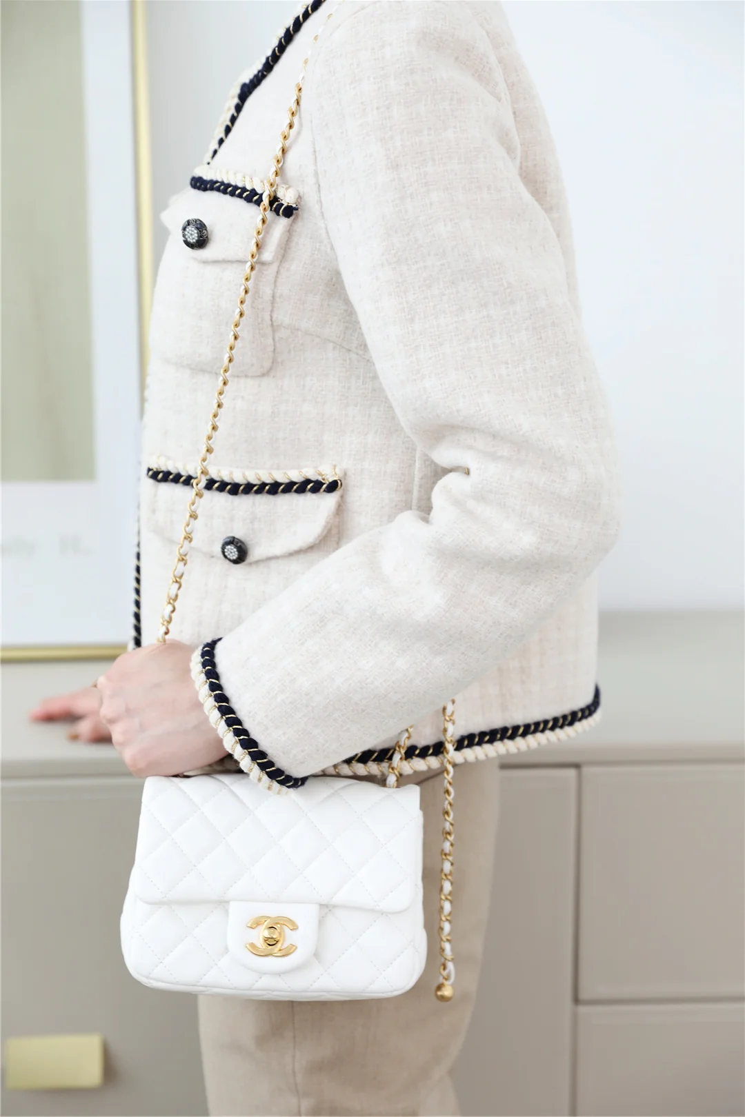 Chanel - Золотая квадратная сумка с клапаном в форме глобуса - 17 см