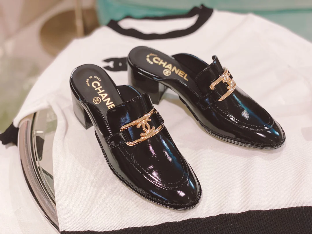 Кожаные мюли на высоком каблуке Chanel из коллекции осень/зима 2022 - Высота каблука 5,5 см - Размеры 35-39-40-41 - Изготовлены на заказ - 1