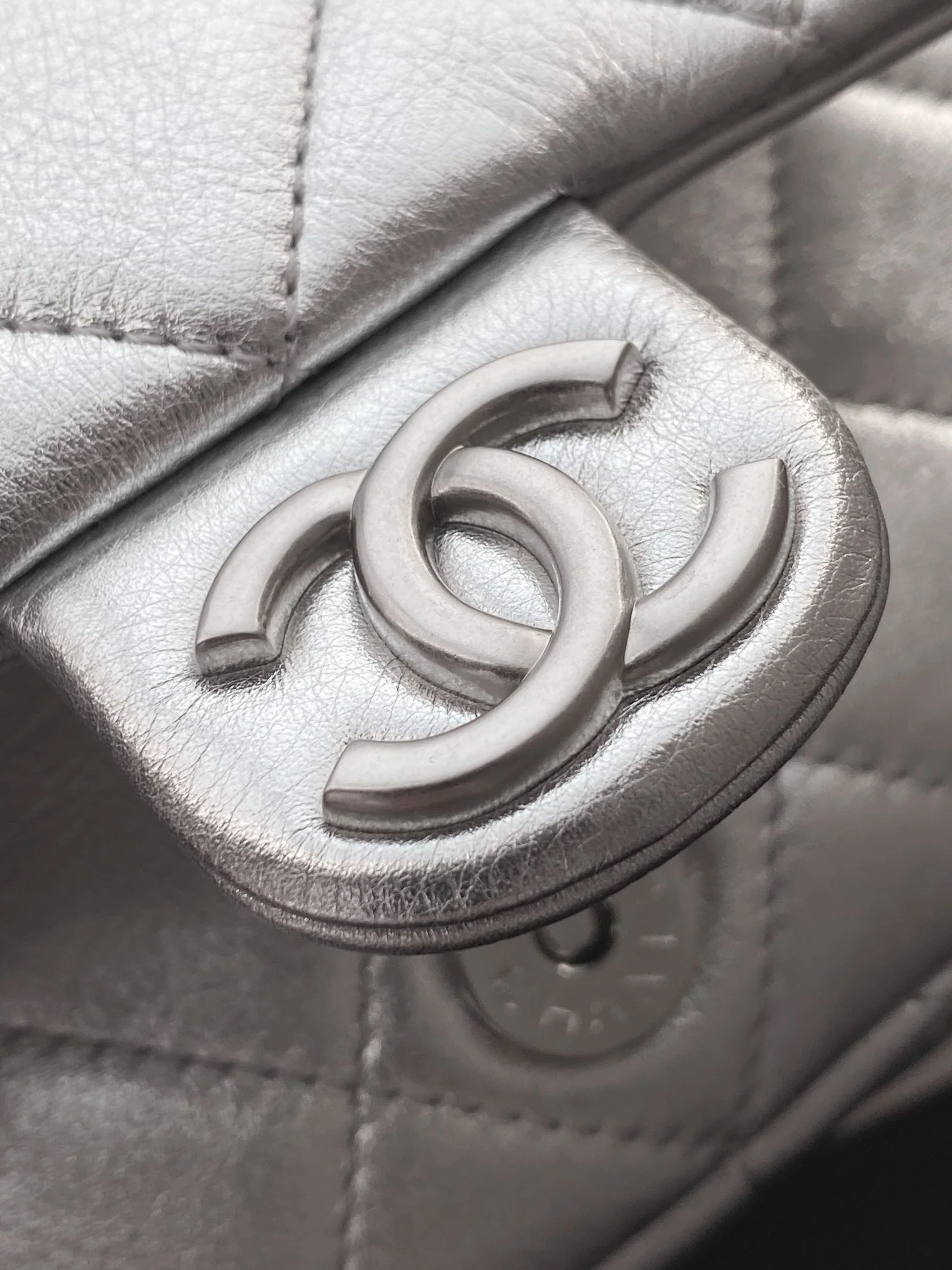 Новая коллекция Chanel весна/лето - сумка-хобо - сумка-мессенджер в стиле хиппи - серебристая