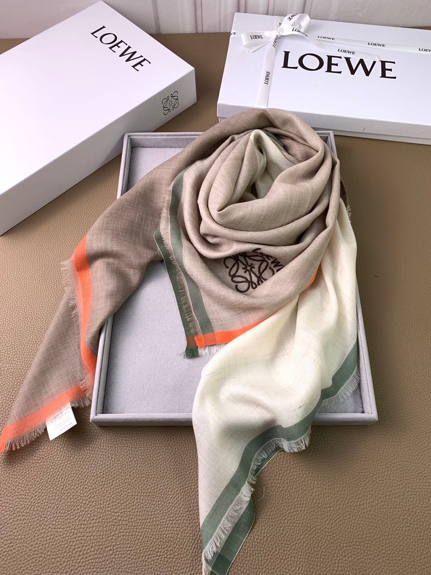 Кашемировый шарф Loewe 2024 с золотыми и серебряными нитями - 110-110-Orange