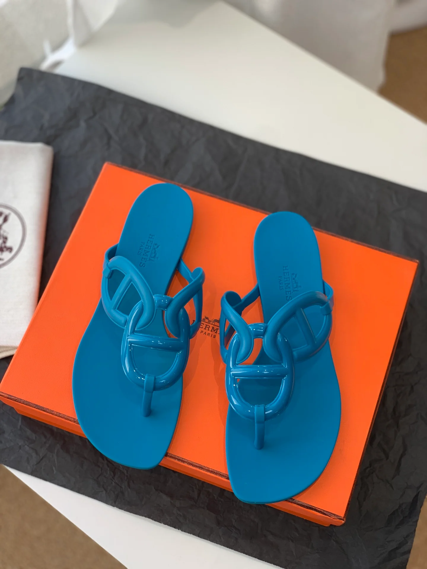 Новые шлепанцы Hermes-aloha с изображением свиного носа