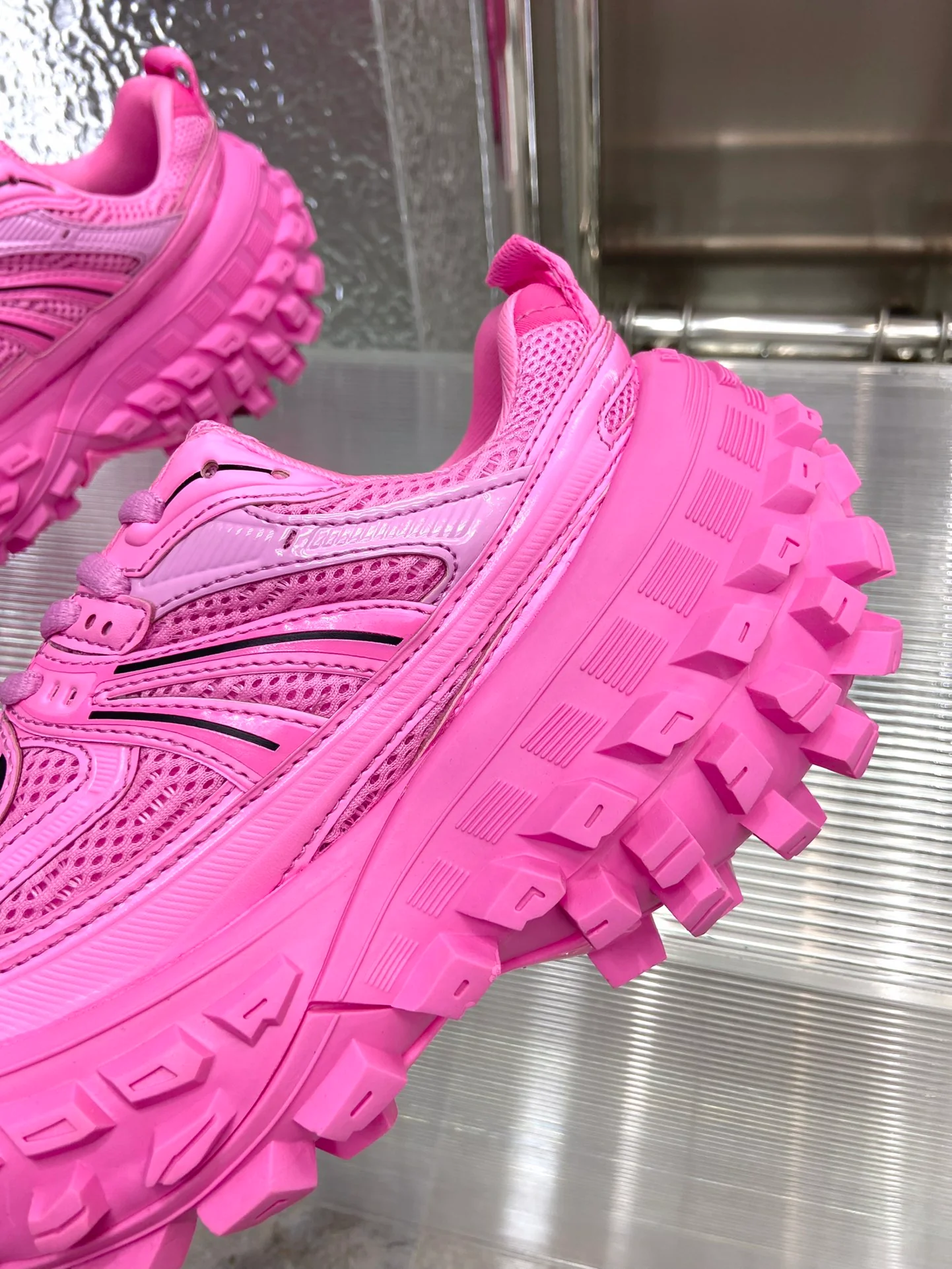 Массивные кроссовки Balenciaga в стиле автомобильных шин - унисекс - розовые