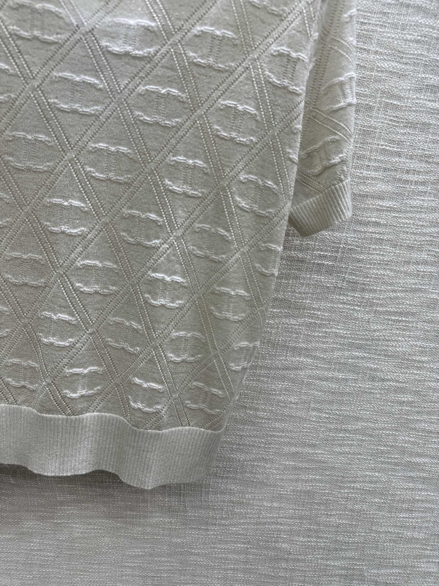 Chanel - 2403-24 Новая модель ранней весны, трикотажное платье с коротким рукавом и ромбовидным узором Double C - белое