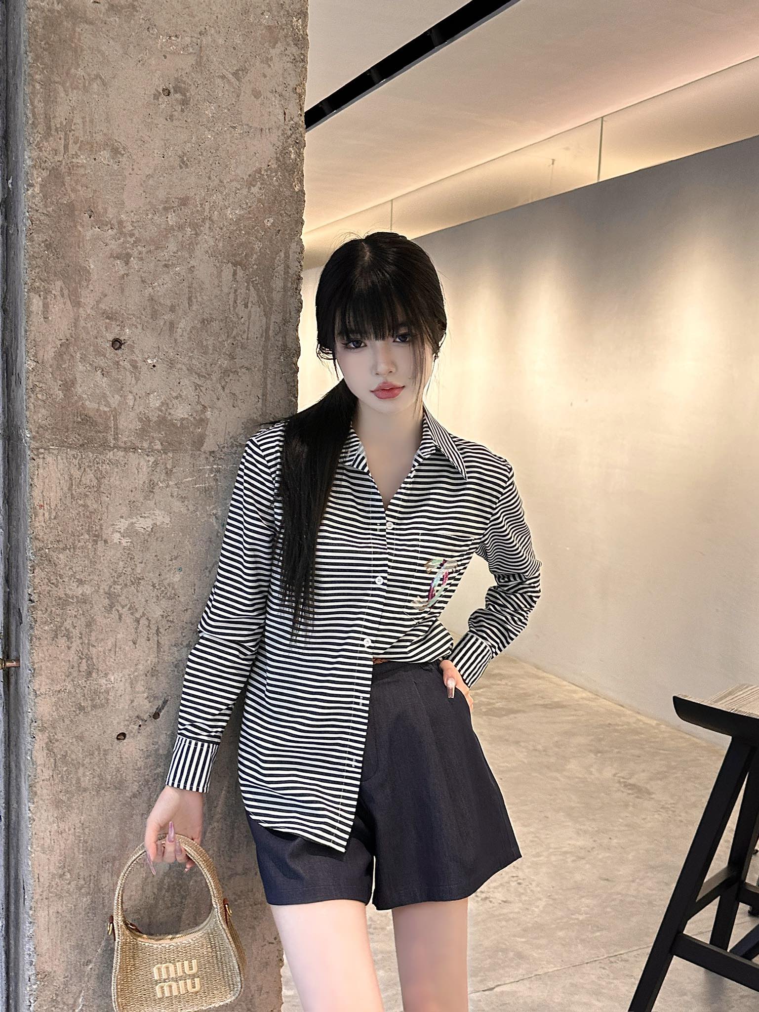 Рубашка Chanel 2403 с длинными рукавами и воротником, расшитым пайетками, синего цвета.