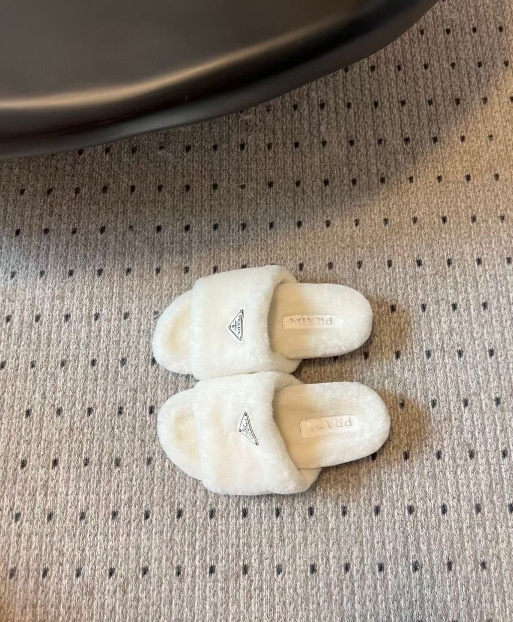 Новинка сезона осень/зима 2023 от Prada - Шерстяные тапочки - Белые