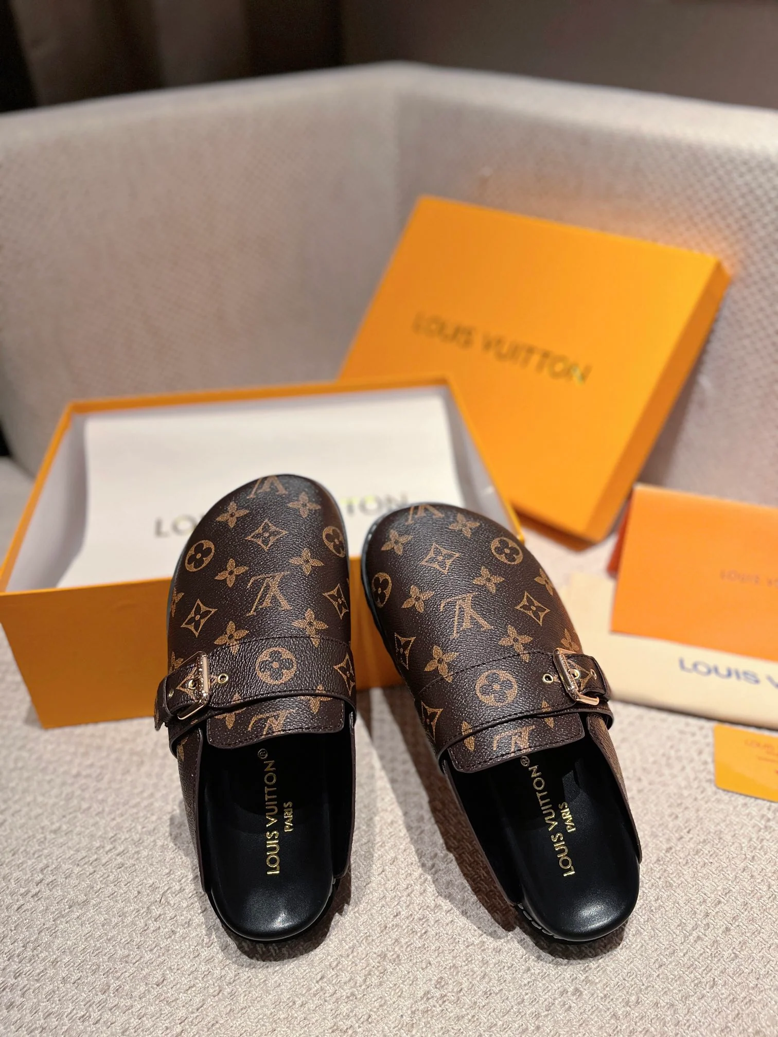 LV - Новинка сезона осень/зима 2022 - Меховые тапочки Birkenstock - Коричневые
