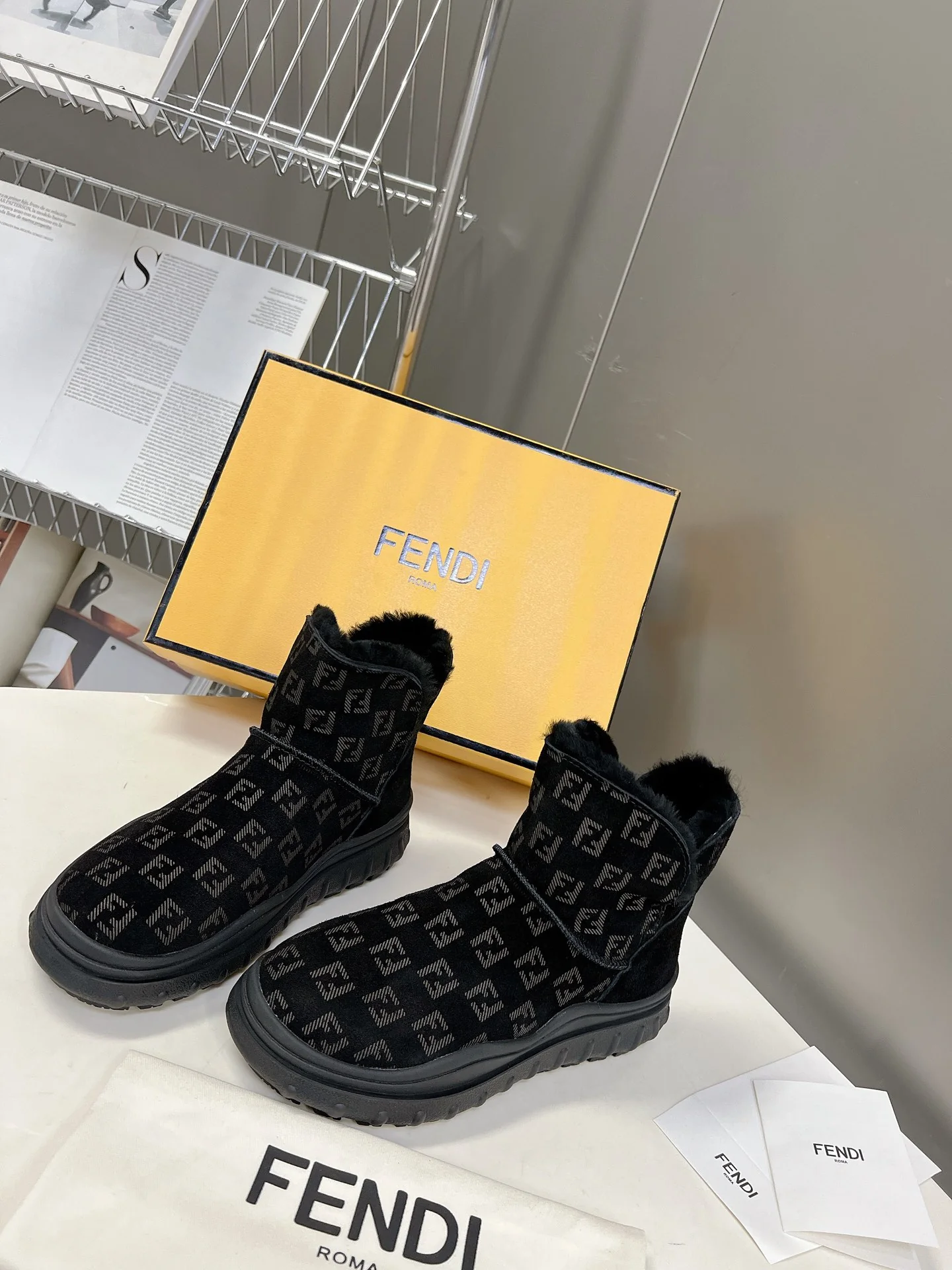 Ботильоны Fendi 22ss с принтом в виде букв по всей поверхности - черные