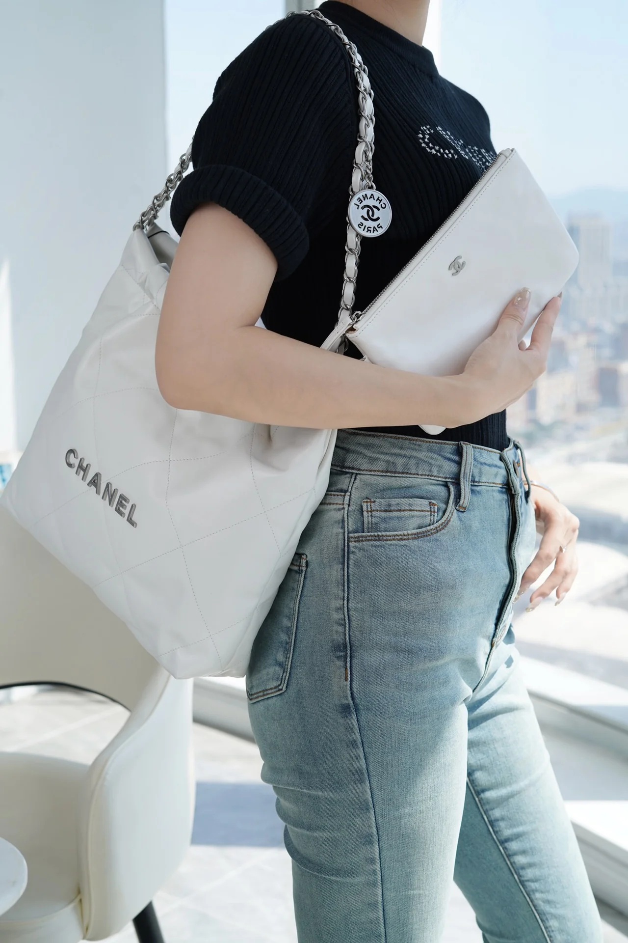 Сумочка Chanel No. 22 — маленькая, белая, серебристая.