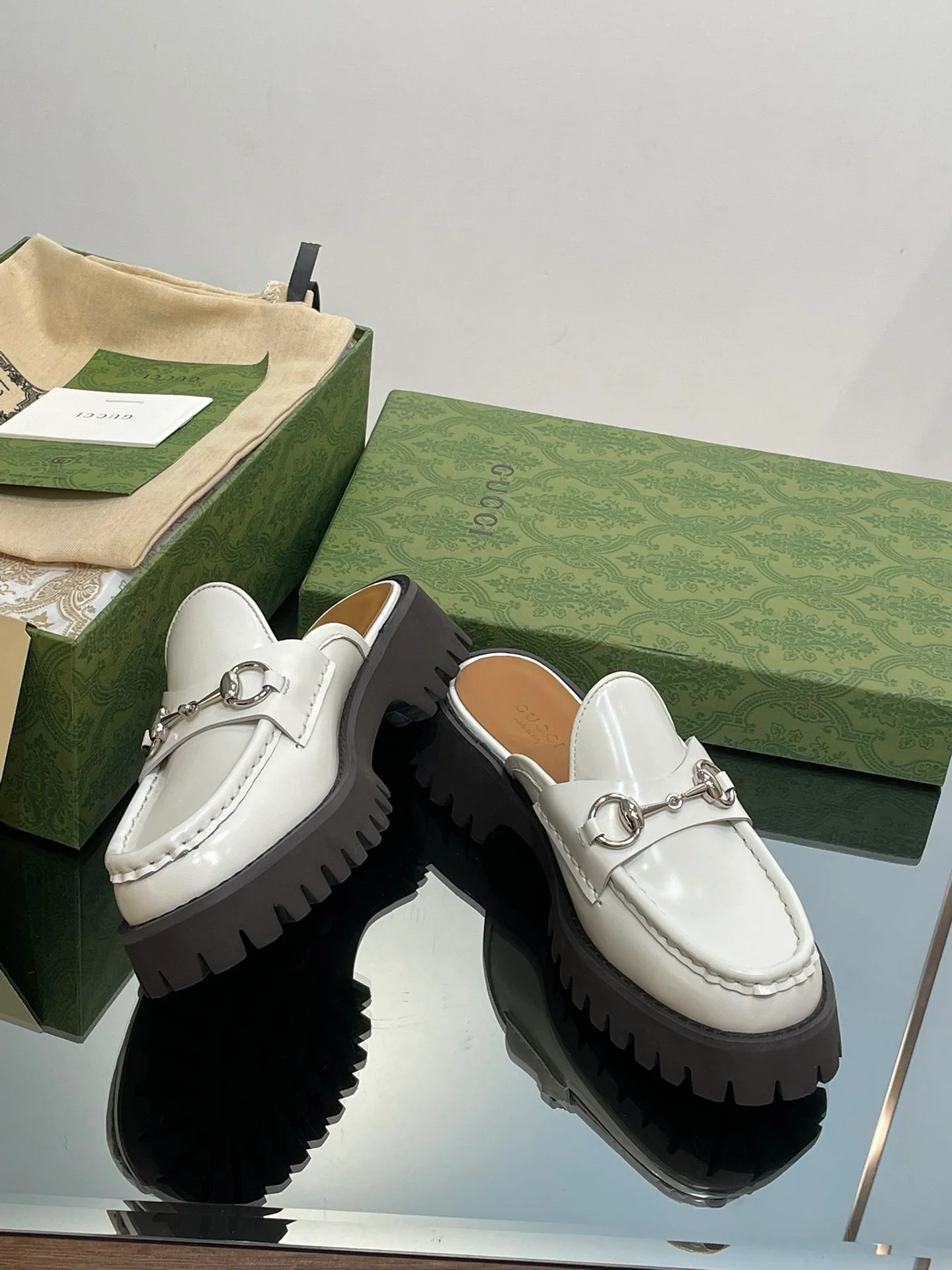 Лоферы Gucci 2024 на платформе с серебряной пряжкой и пряжкой в ??виде конской уздечки - белые