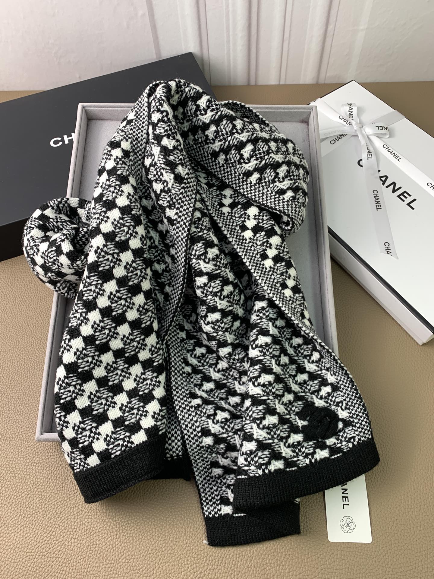 Chanel - Вязаный кашемировый шарф с золотыми и серебряными нитями - 30 см - 180 см