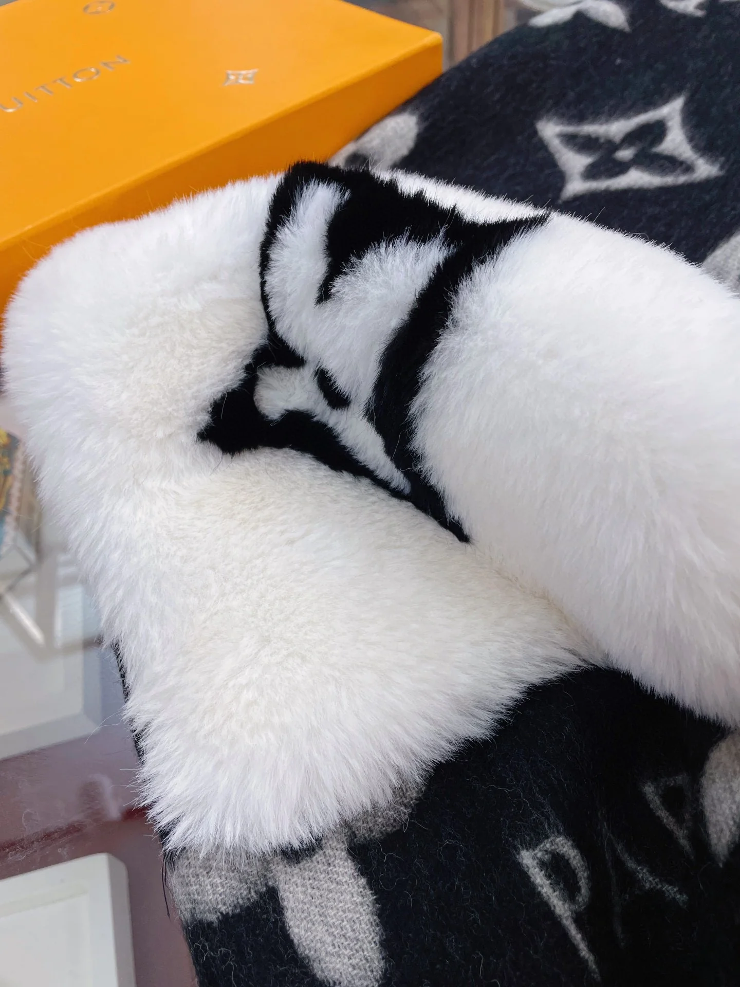 Шарф LV Cold Reykjavik 190 x 46 см, кашемир, отделка из кроличьего меха.