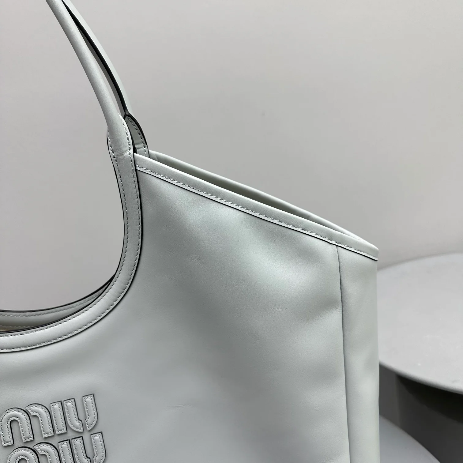 Сумка-тоут Miu Miu Ivy - Большая - Светло-голубая кожа