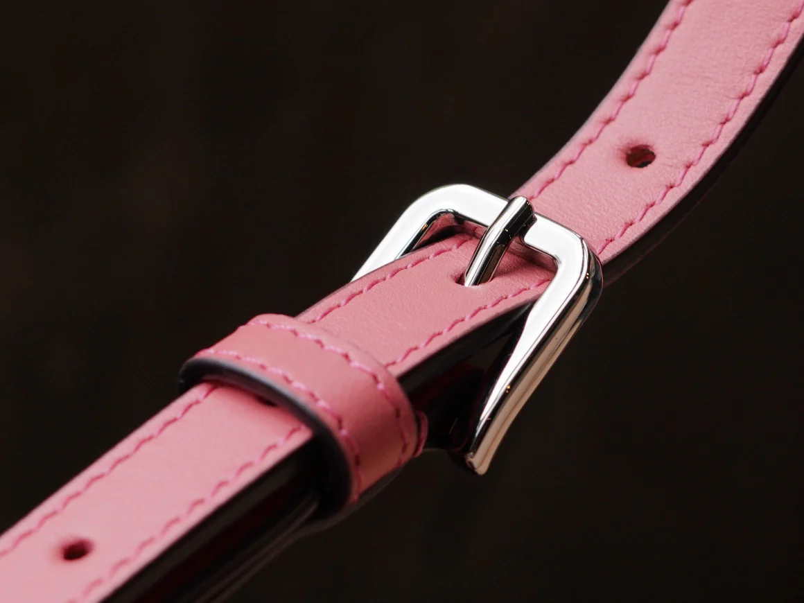 Миниатюрная сумка Gucci Petite GG на цепочке - розовая.