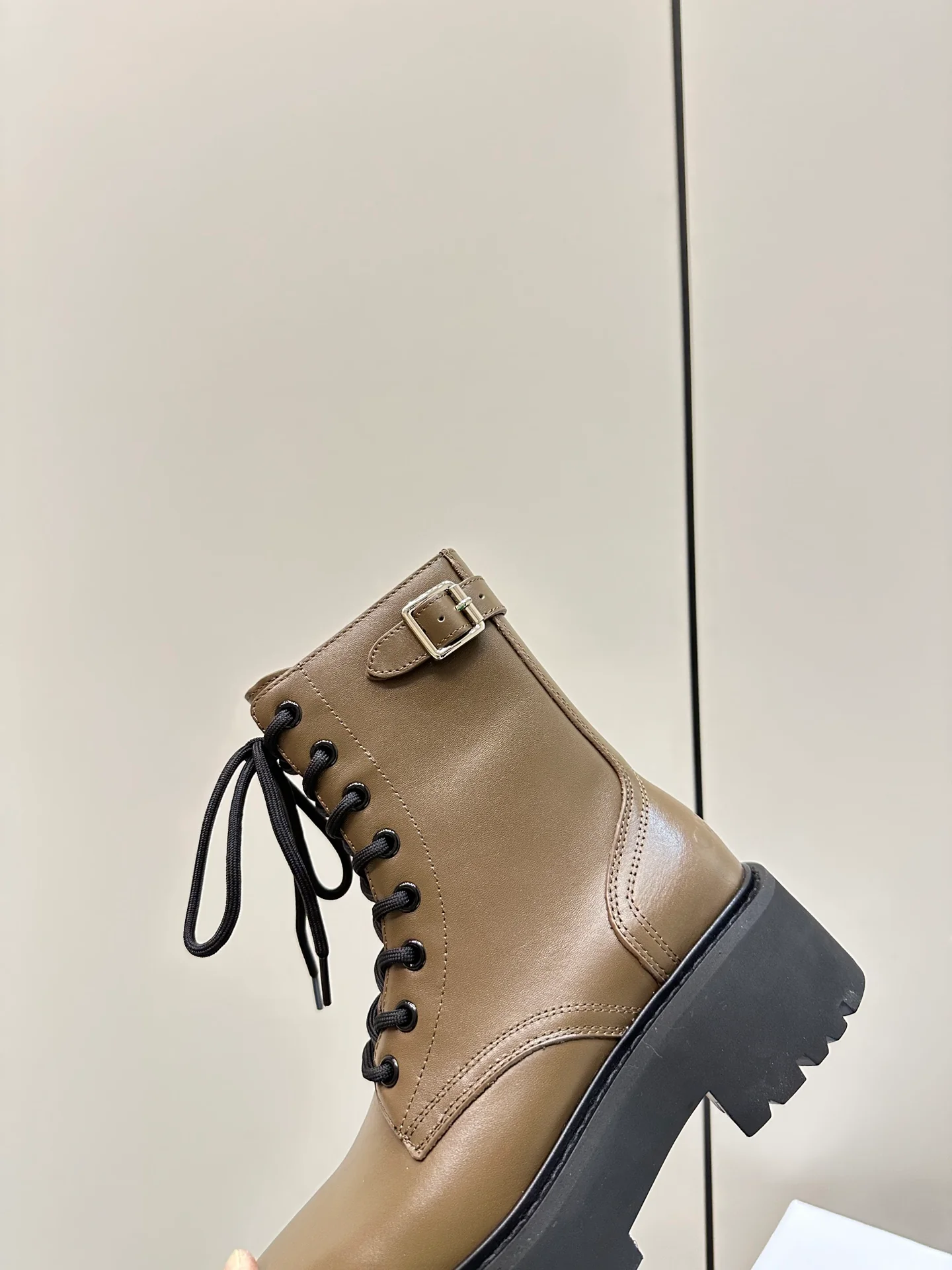 Ботинки Celine на платформе с перфорацией из телячьей кожи - коричнево-зеленые