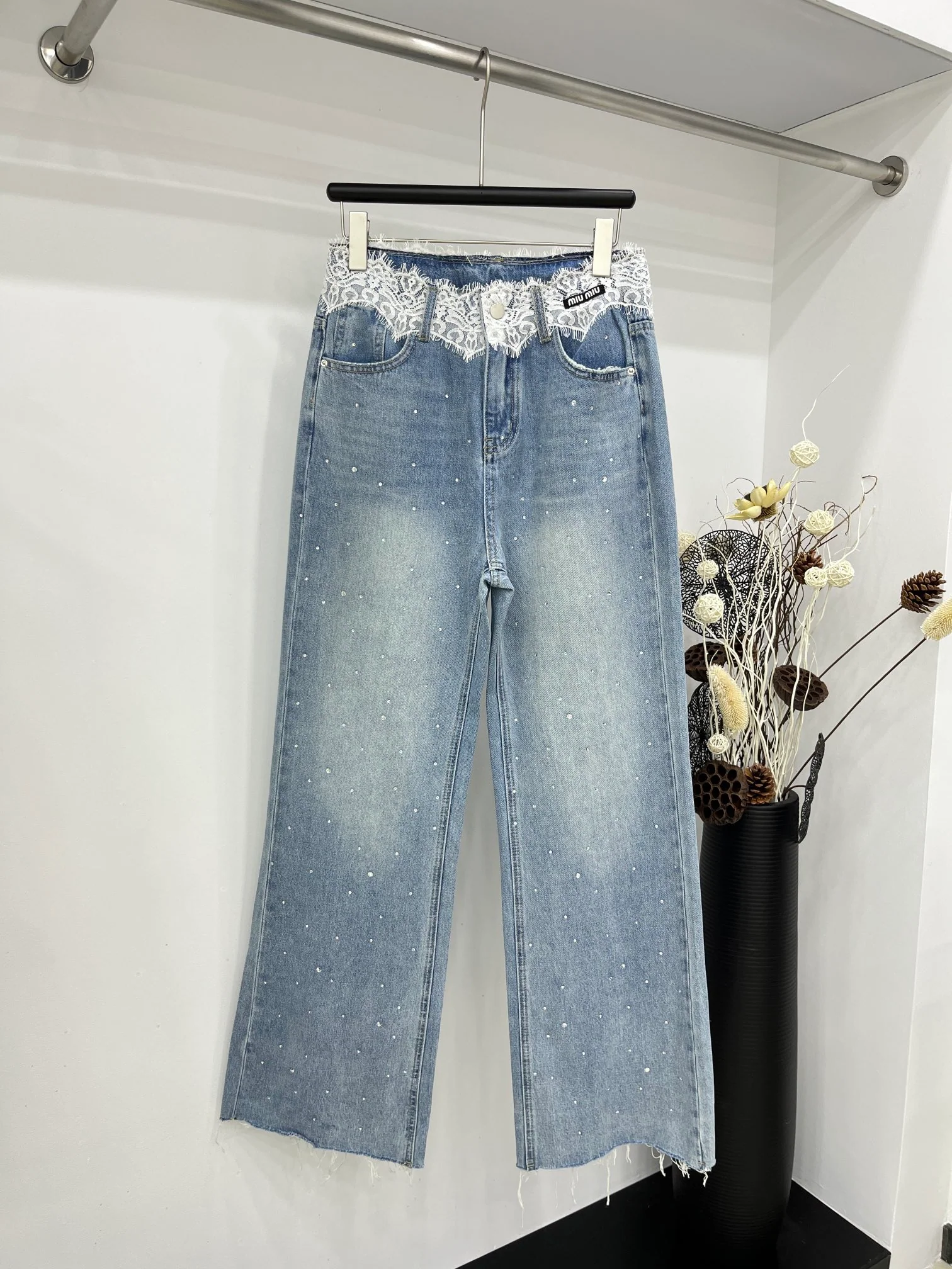 Miu Miu-2404 - Джинсы с кружевной отделкой и цветовыми блоками