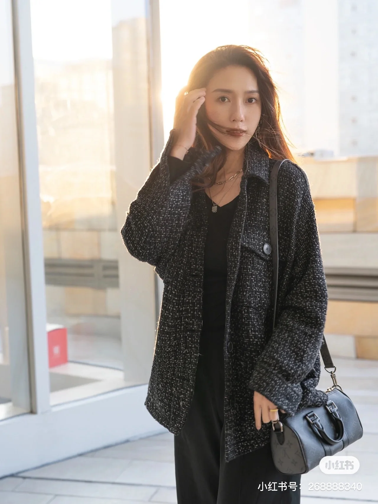 m45947-LV-keepall-xs-handbag-on-body photo