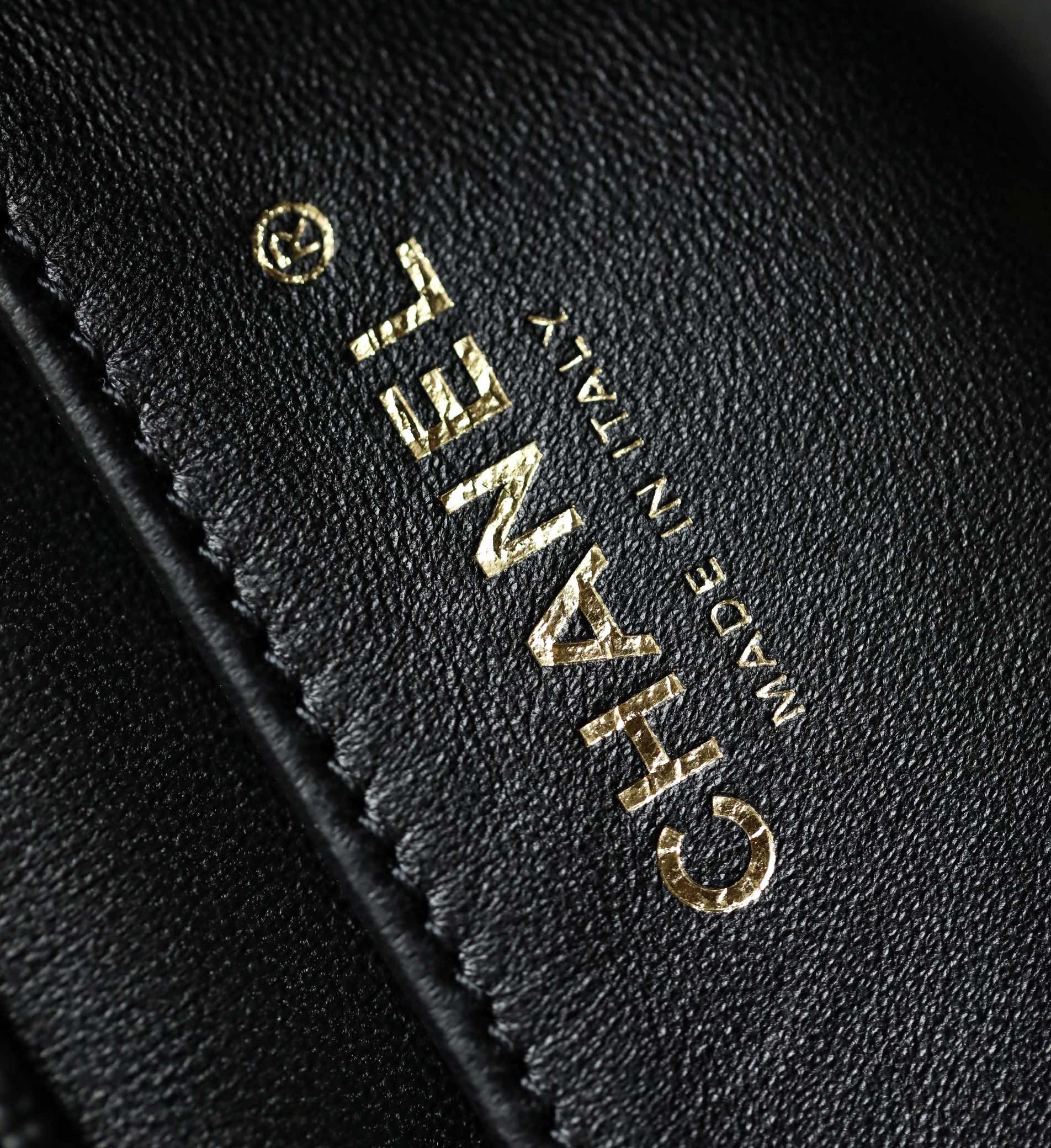 Новинка сезона весна/лето 2023 от Chanel - сумка-хобо в форме сердца, маленькая, черная.