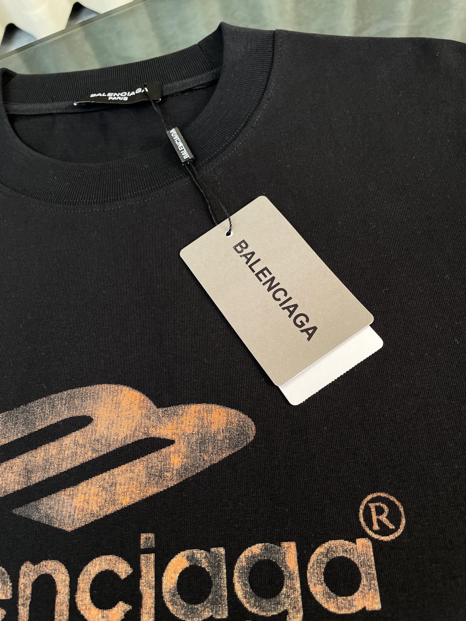 Balenciaga - 2404 - Новая футболка с круглым вырезом и принтом ?кофейное граффити? с логотипом Парижа.