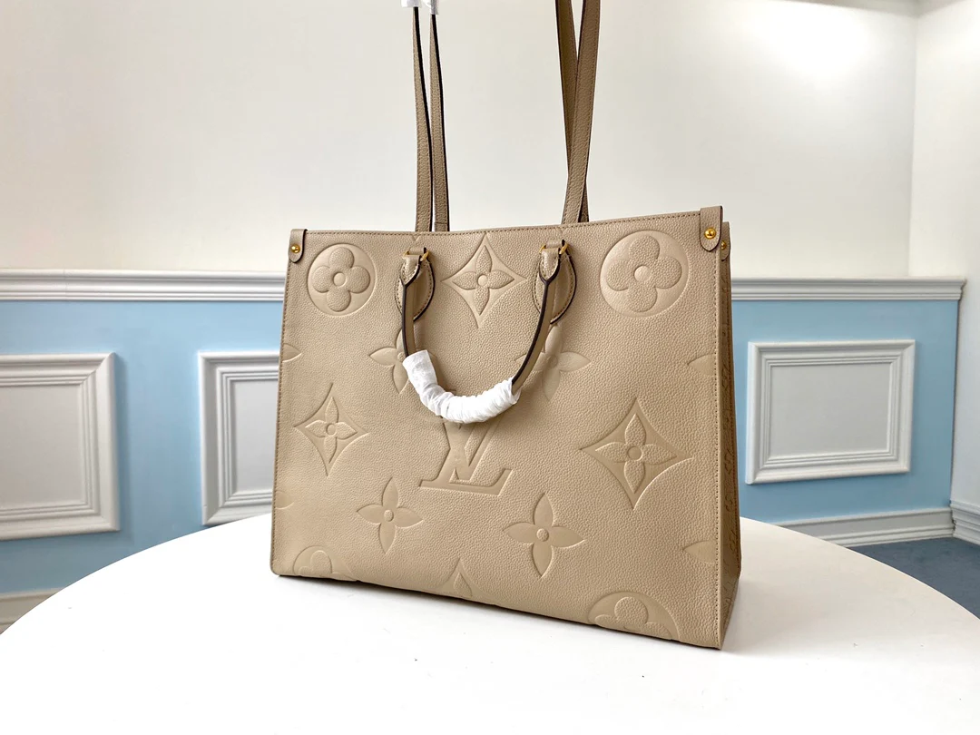 m44576-LV-onthego-Handbag-Beige