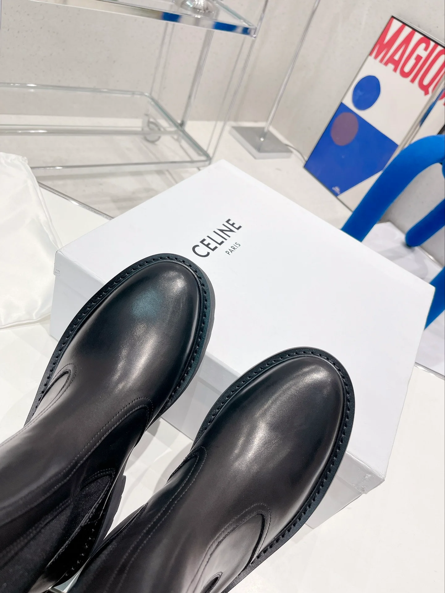 Новинка сезона осень/зима 2022 от Celine — кожаные ботинки с одной пряжкой.