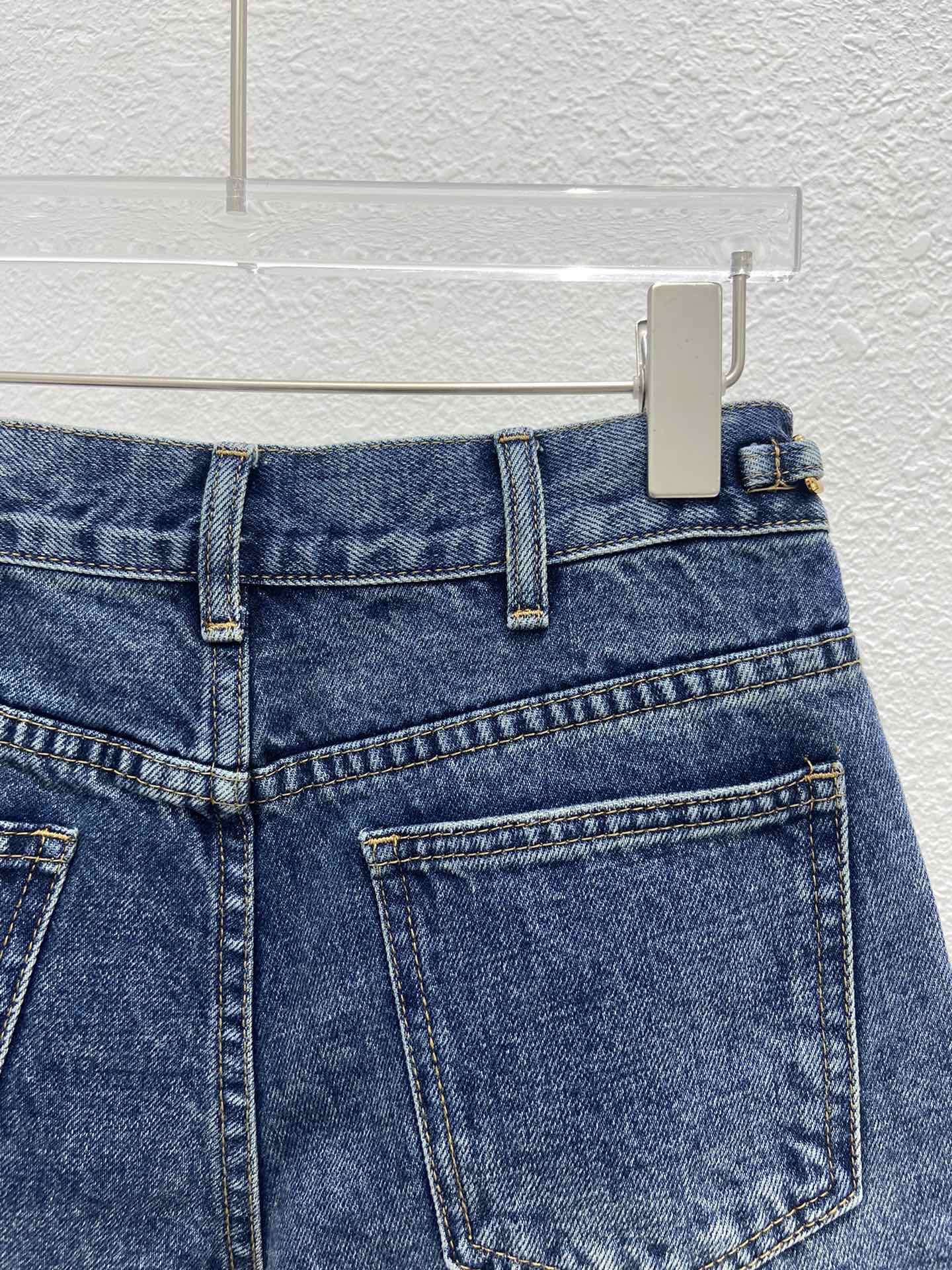 Celine 2403 - Джинсовые шорты с цепочкой на поясе