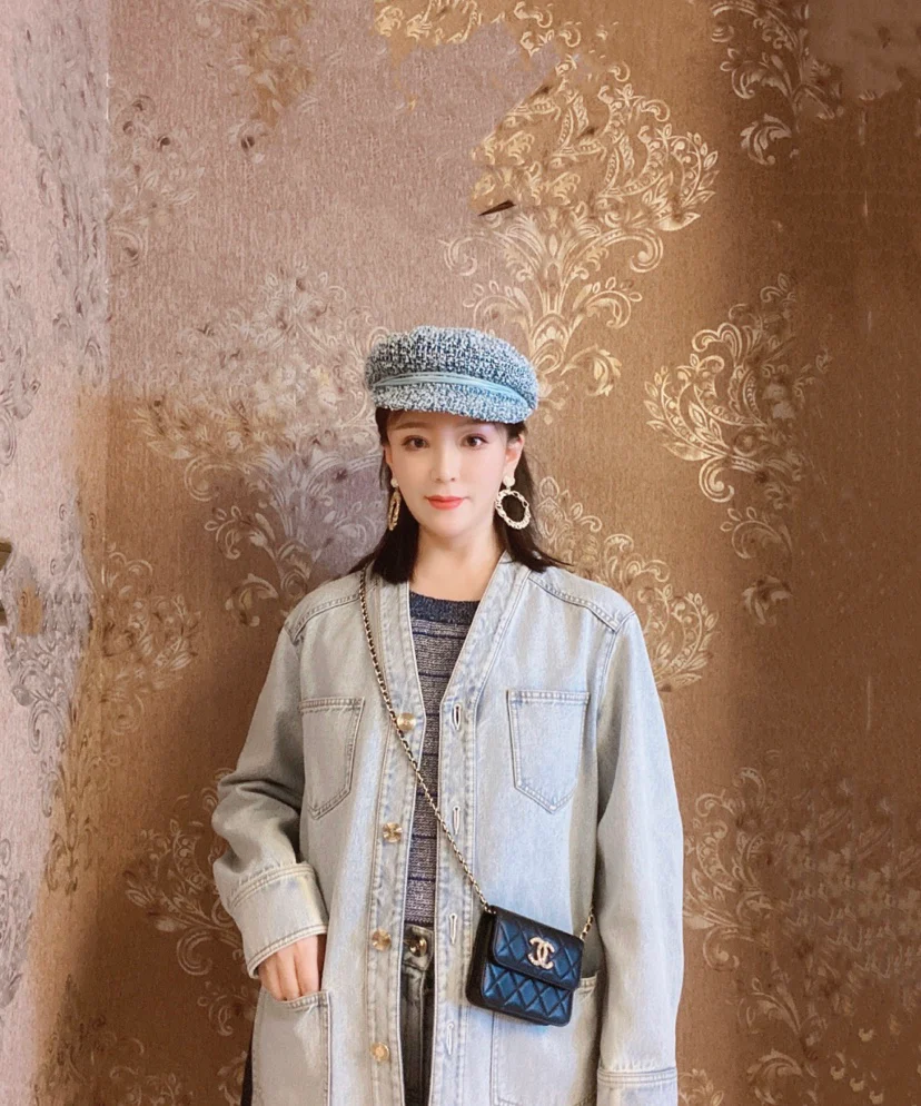 Маленькая сумочка Chanel с жемчужной цепочкой - 1 шт.