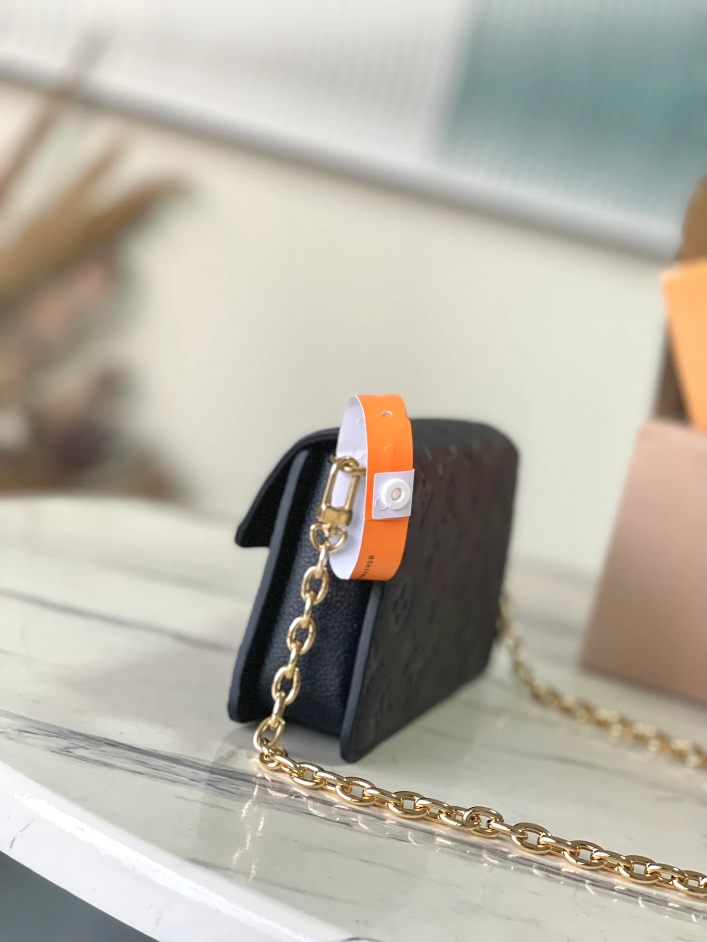 m82637-LV-кошелек-на-цепочке-metis-сумка-кроссбоди-черная тисненая кожа