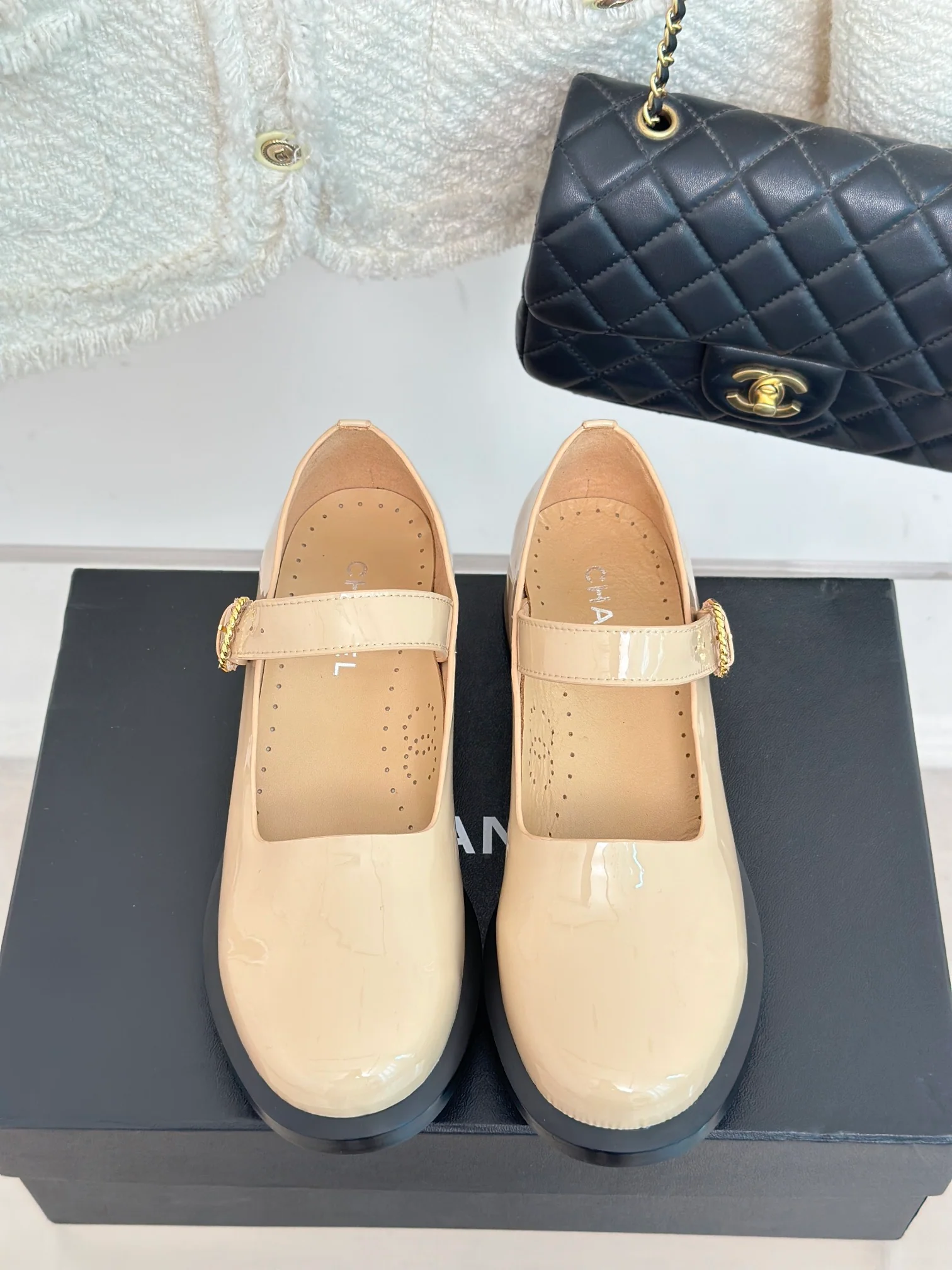 Новинка осенней коллекции Chanel 2023 — Классические туфли Мэри Джейн — Абрикосовый цвет