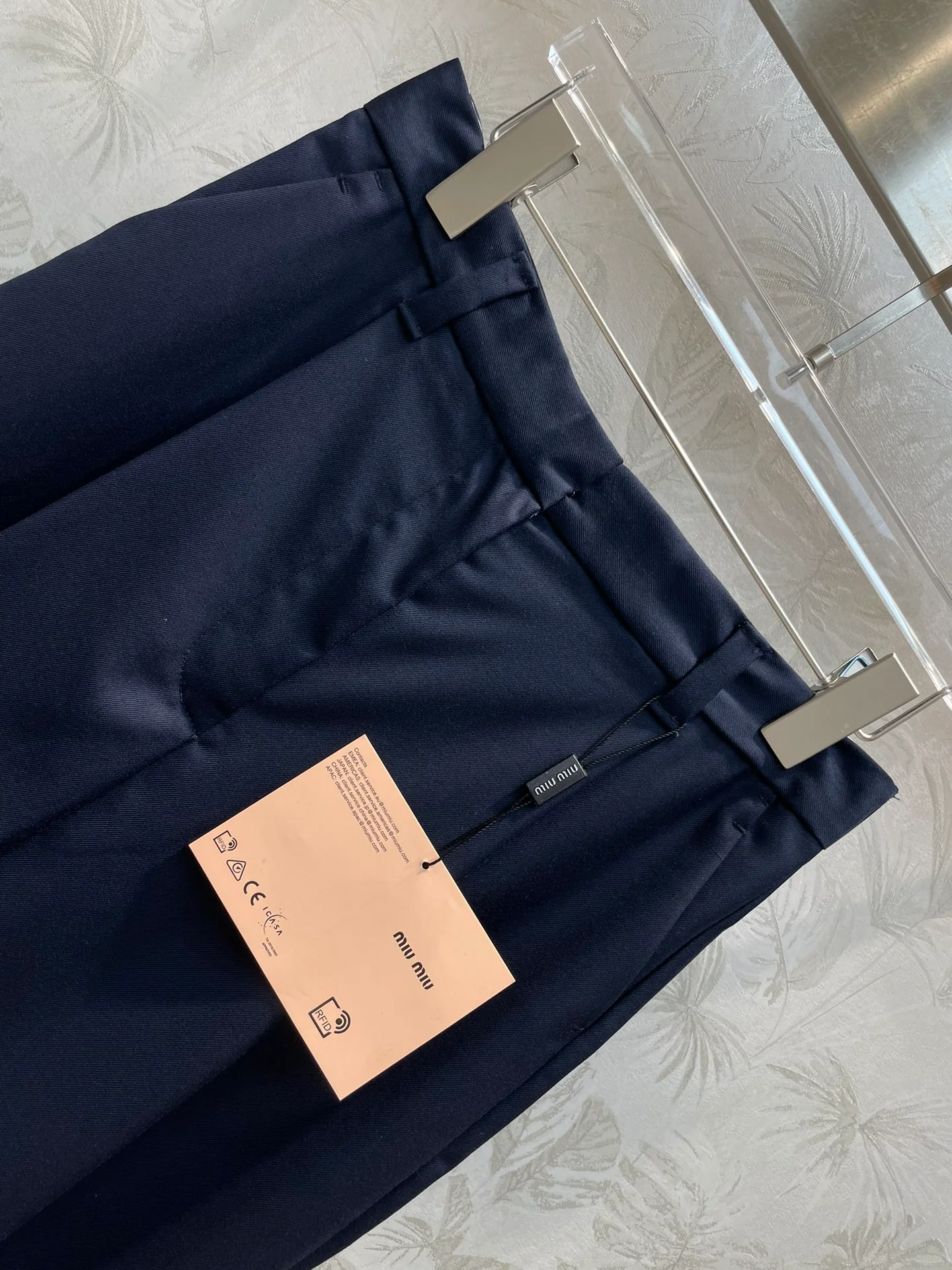 Miu Miu - Весна/Лето 2404-24: Идеальный образ в стиле преппи с вышитыми значками и брюками в стиле пэчворк.