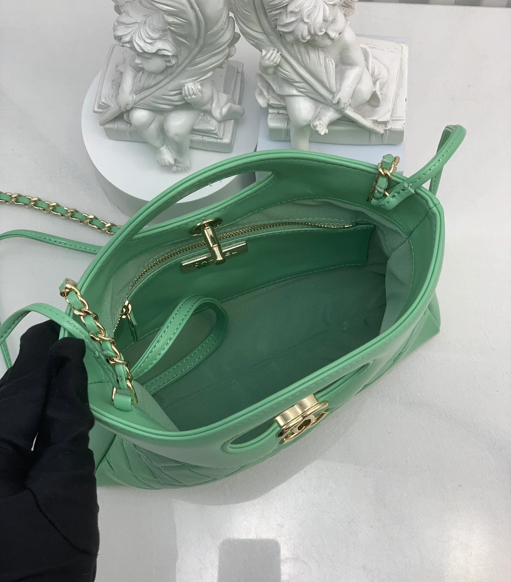 Мини-сумочка Chanel 24c 31 серии из овечьей кожи - зеленая