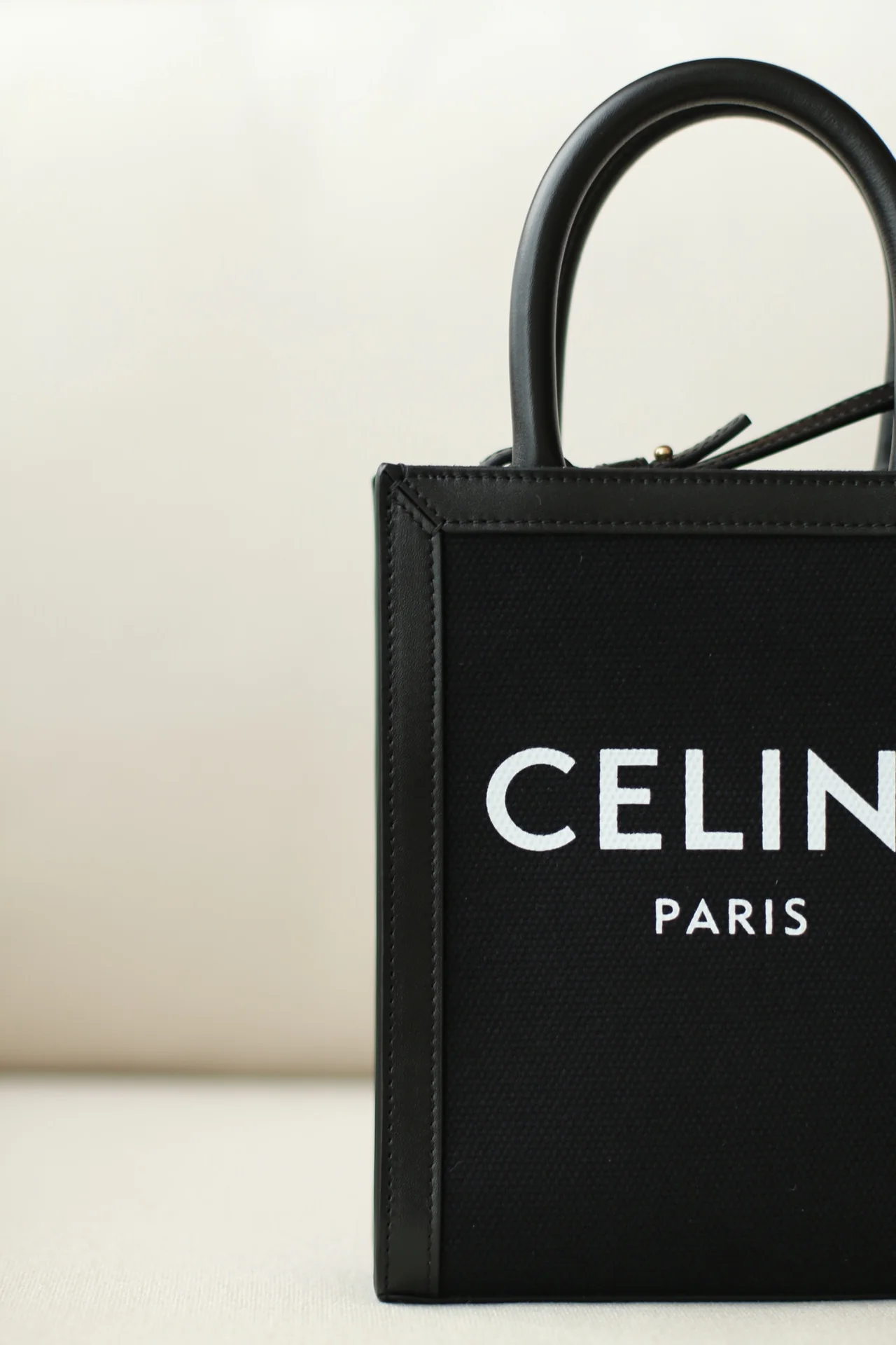 Celine Mini Cabas из черной коровьей кожи