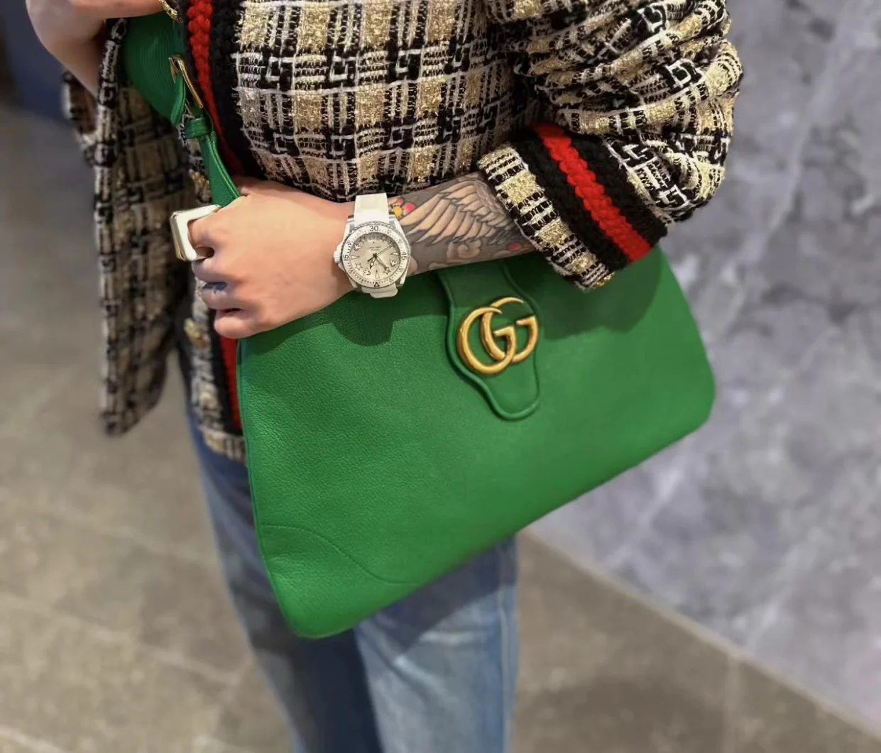 Весенняя коллекция Gucci 2023 — Сумка через плечо ?Полумесяц? — зеленая — Фотографии в действии.