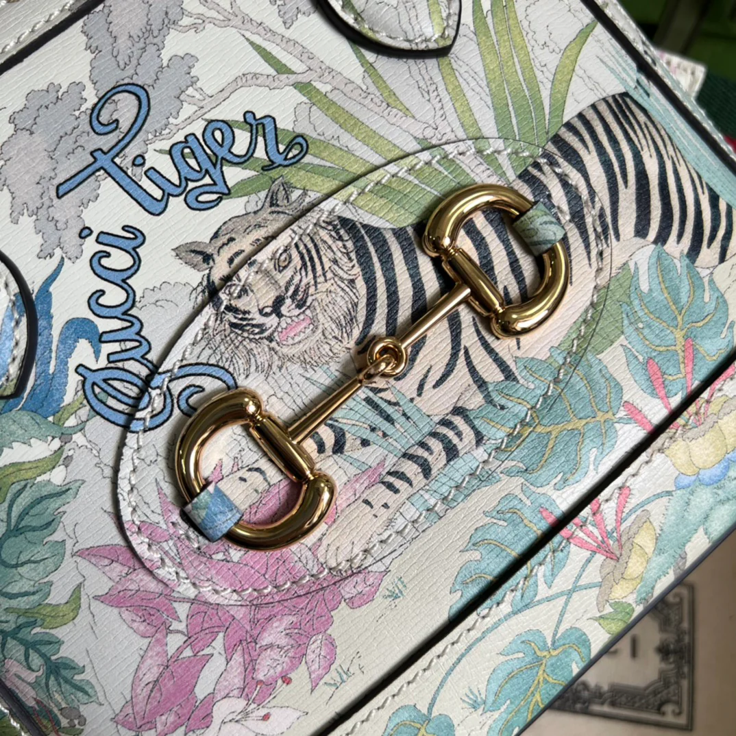 Сумка Gucci Ophidia Square Retro — 20x19 см x 5x7 см — с принтом ?тигровый принт? кремового цвета.