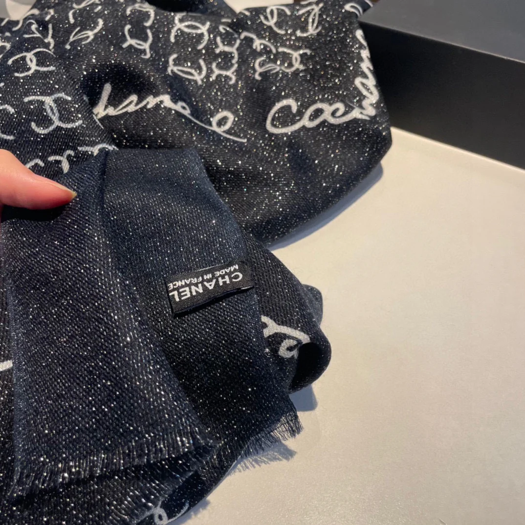 Chanel - Маленький шарф с двойной буквой С - 300 нитей, с бархатной вставкой в ??виде колец