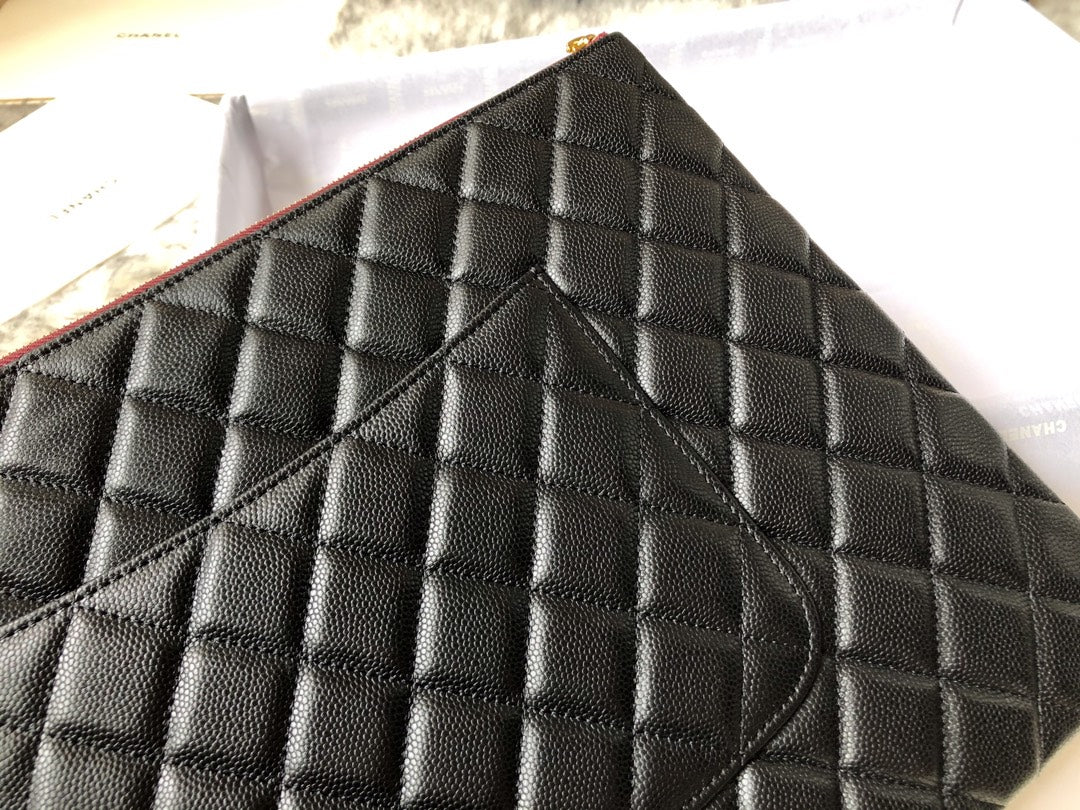 Большая сумка-клатч Chanel с золотой фурнитурой