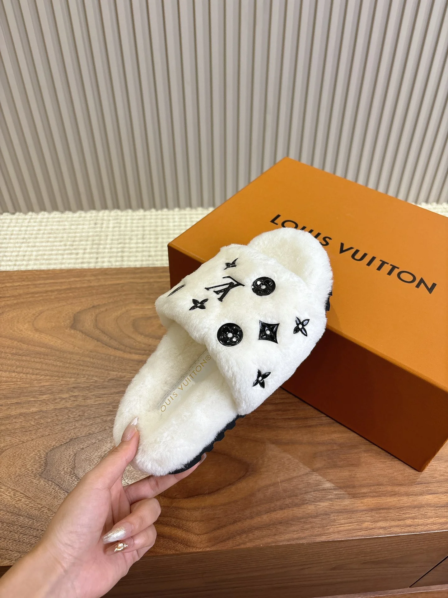 LV-2024 Шерстяные тапочки - Белые - 1