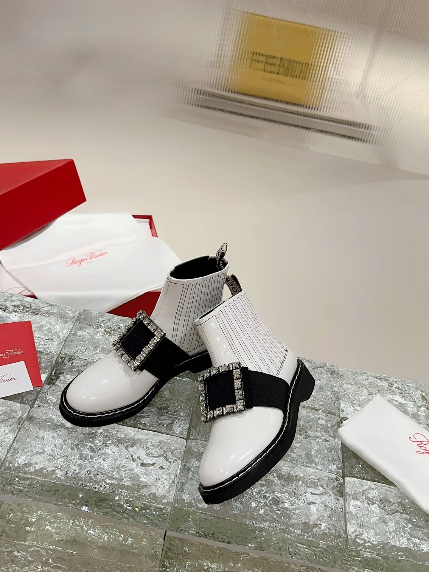 Ботильоны с квадратным носком и пряжкой - 2024 - Ботильоны с металлической пряжкой - Белые