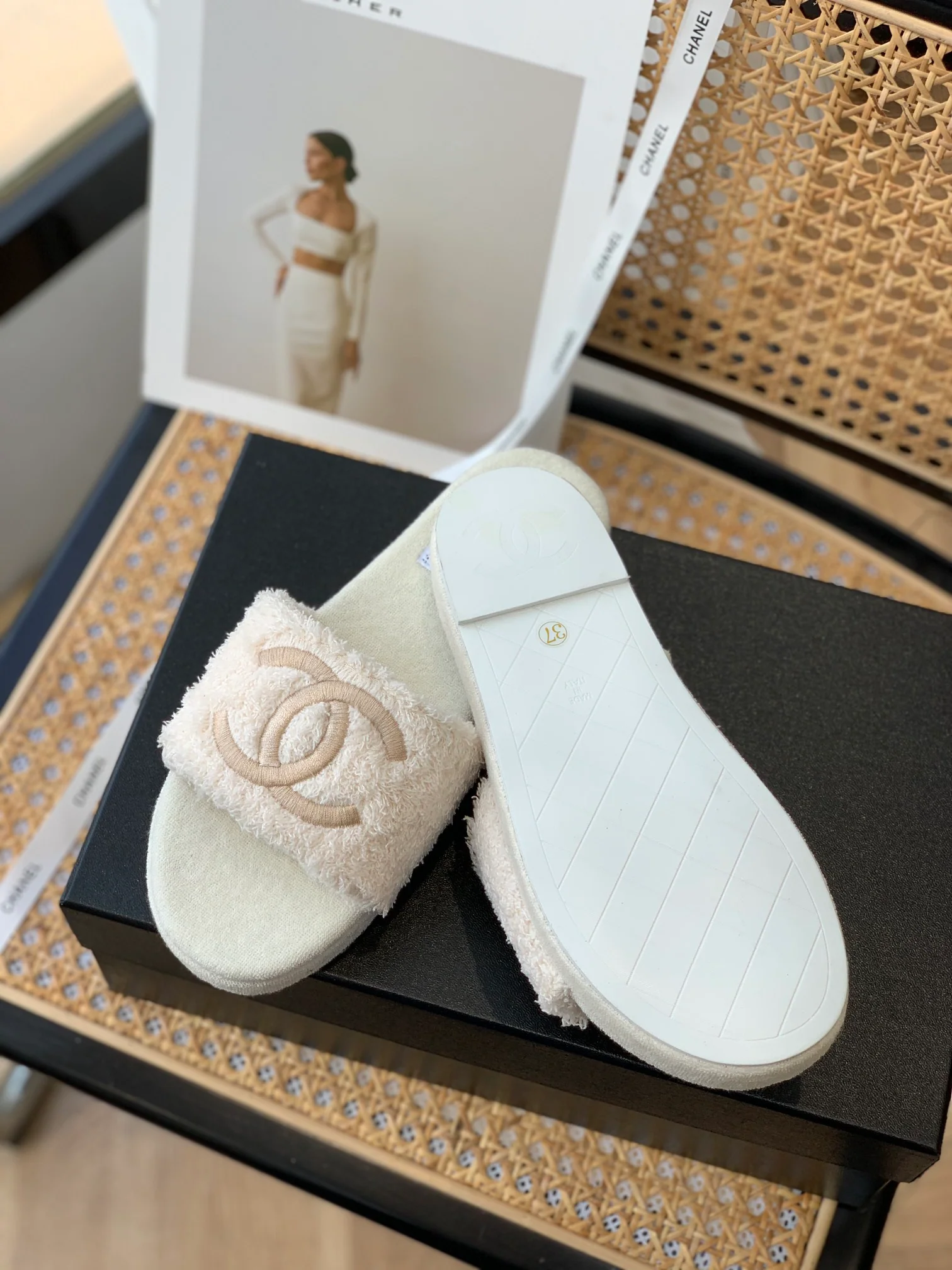 Коллекция Chanel осень/зима 2022 — тапочки из махровой ткани