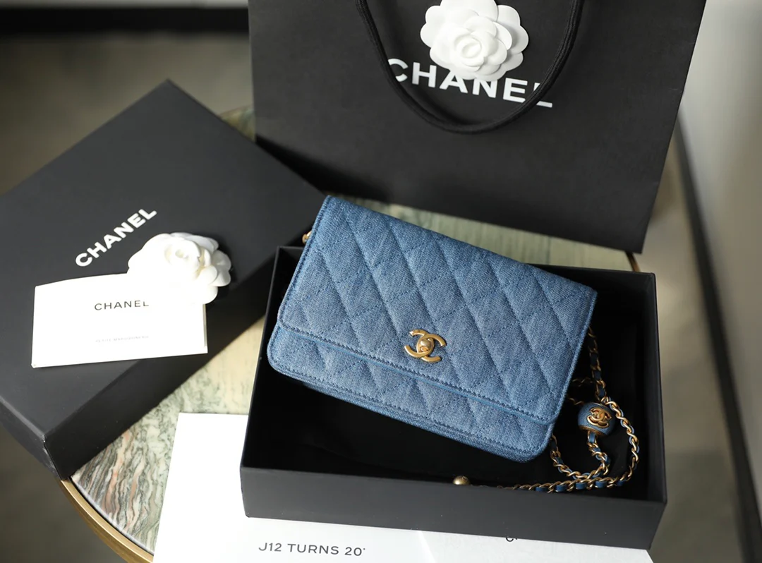 Новая весенняя коллекция джинсовой одежды Chanel - Chain Gold Ball - woc