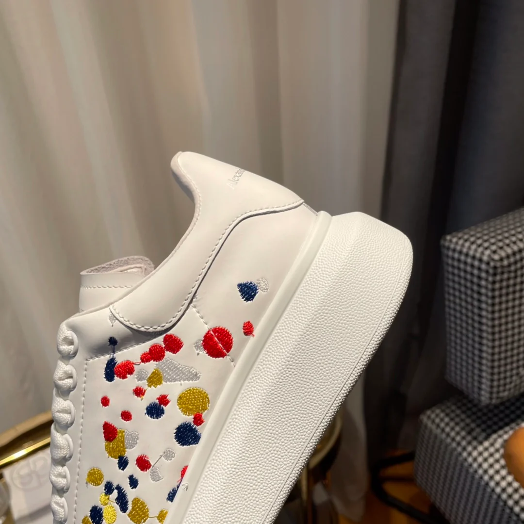 Классические белые кроссовки McQueen в красочном горошек.