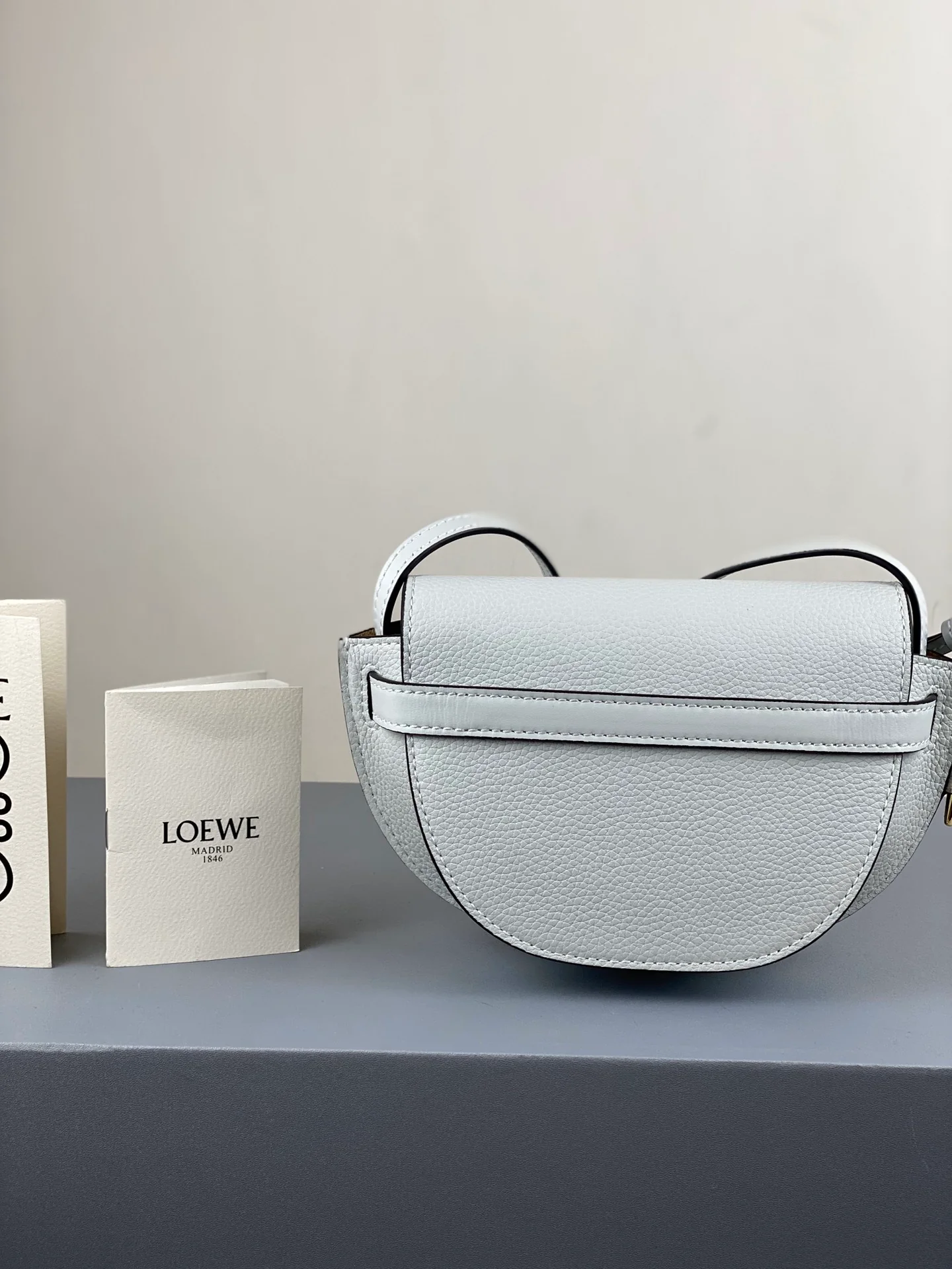 Мини-платье Loewe Gate 21x12x5x9x5 см, белое с узором из личи.