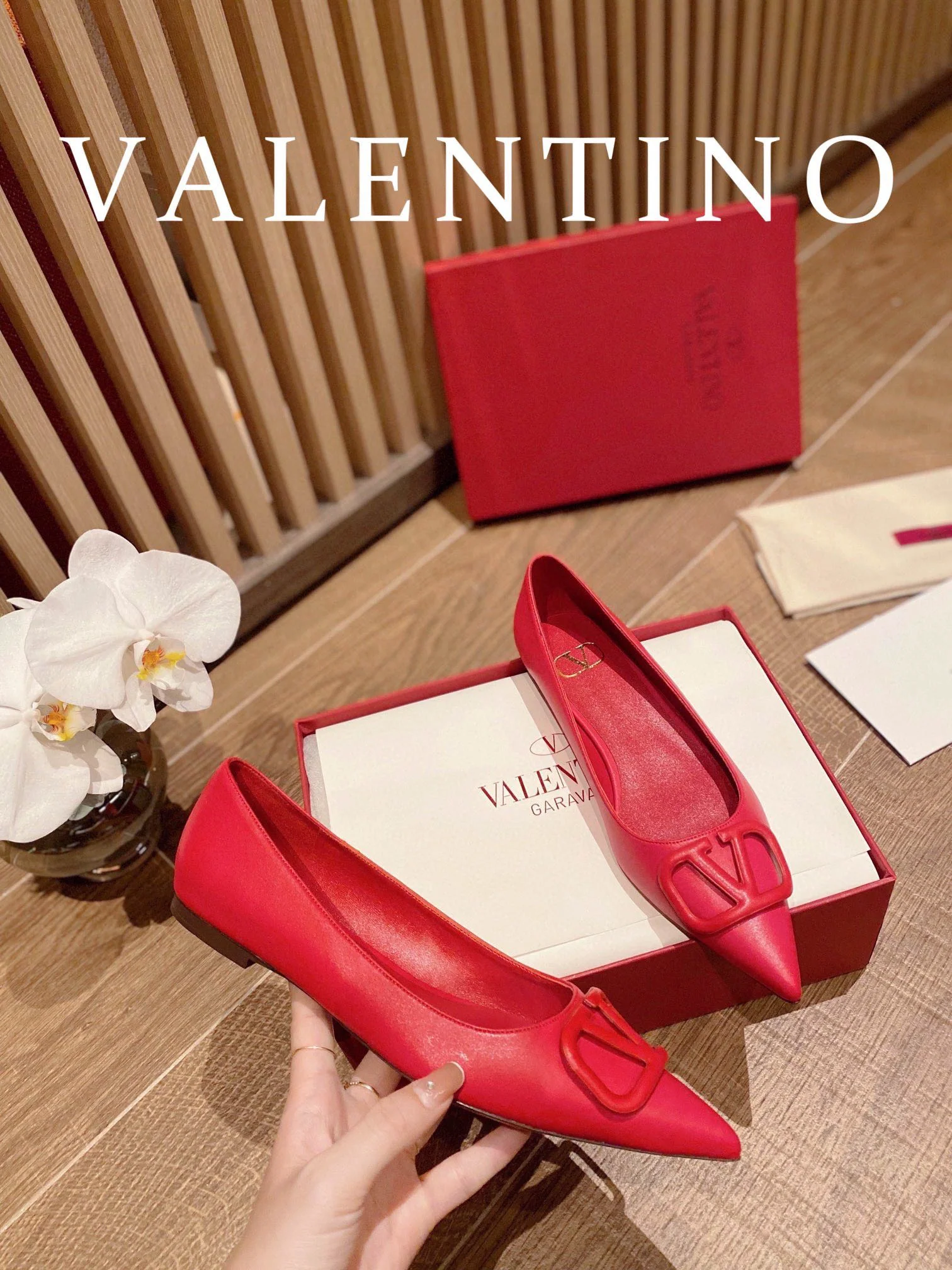 Кожаные туфли Valentino на V-образном каблуке с пряжкой — красные