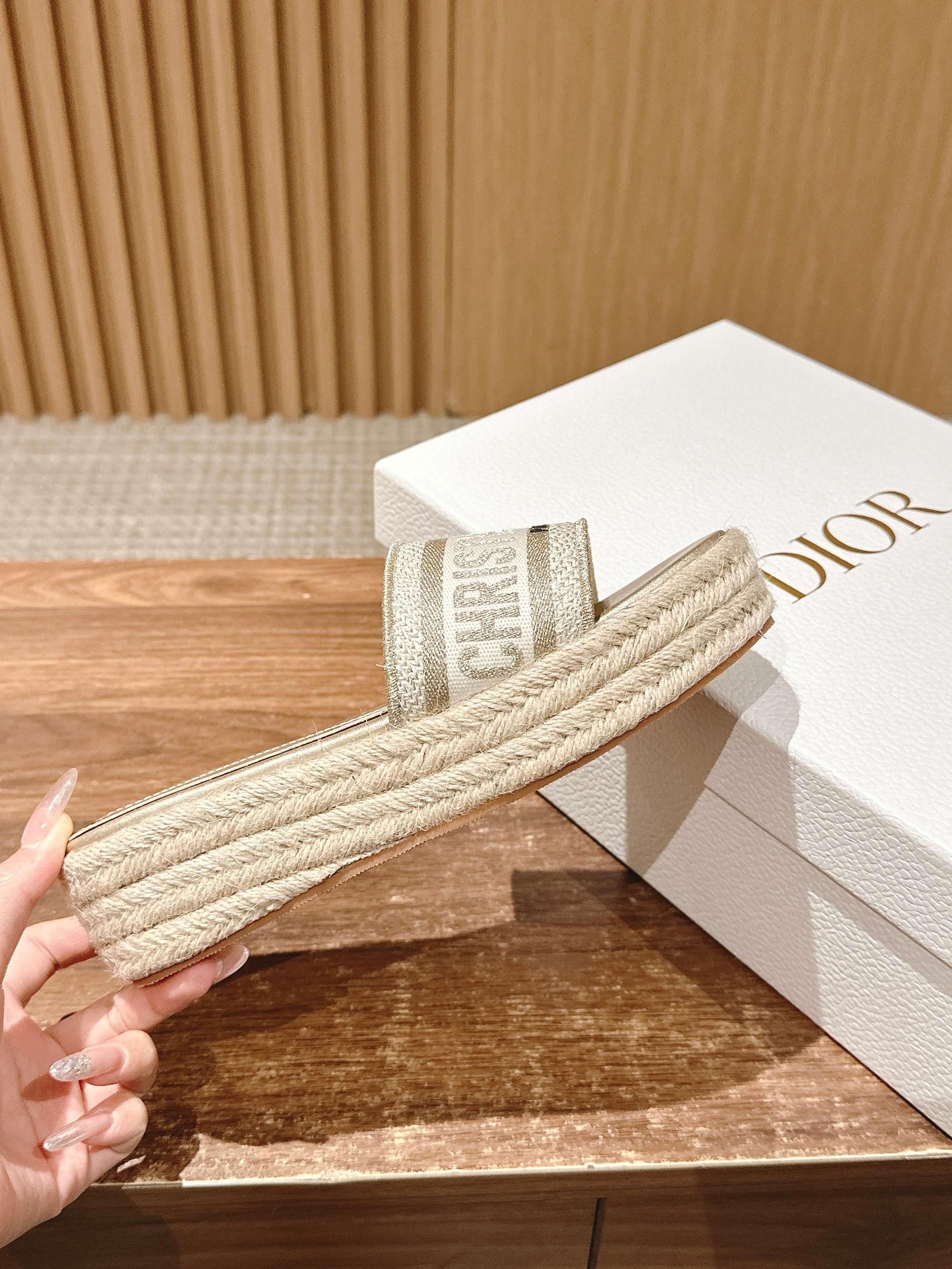 Новинка лета 2025 от Dior - Соломенные сандалии на платформе - Золотистые