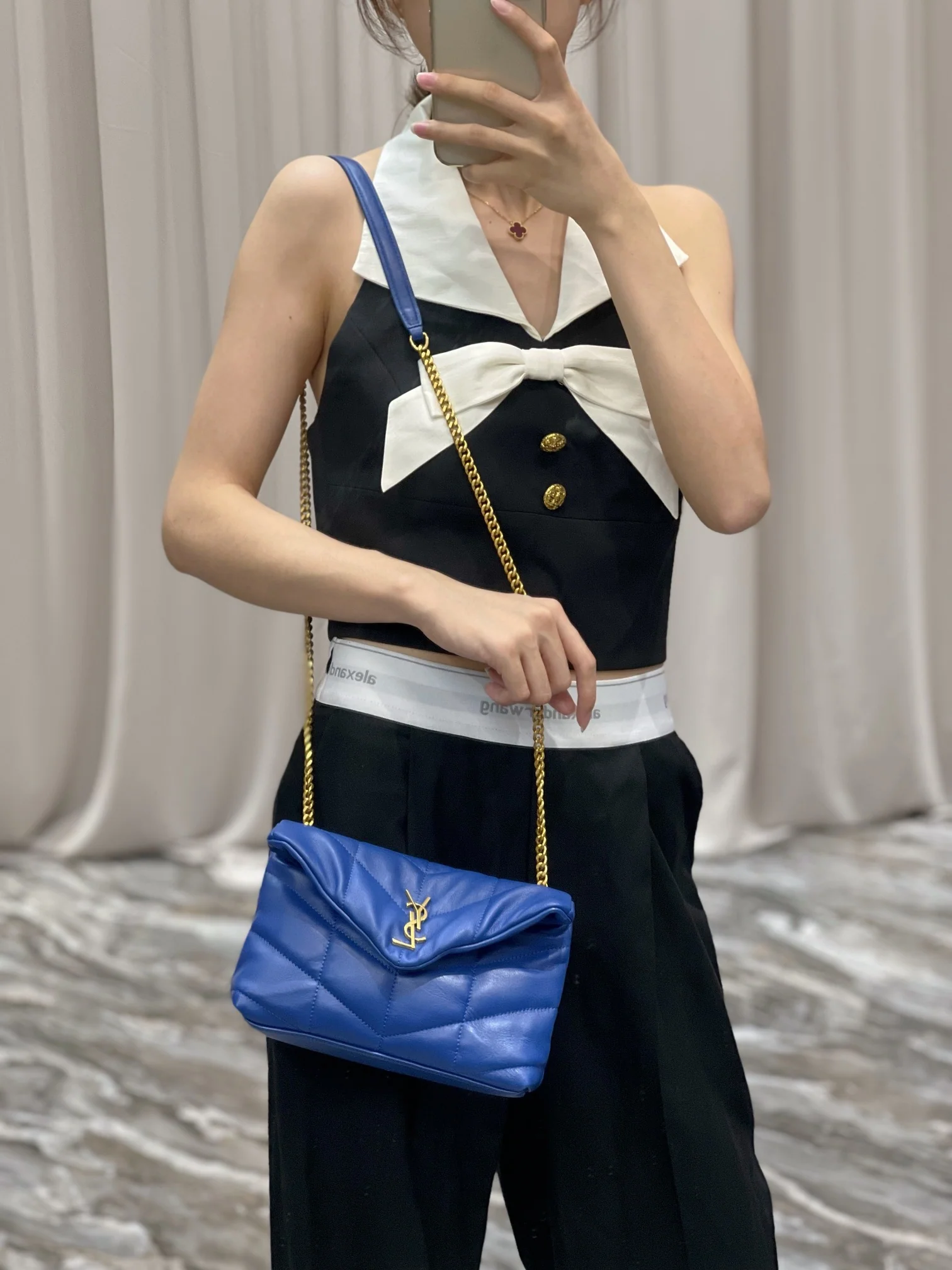 Стеганая сумка YSL из овечьей кожи — ярко-синий цвет с золотой фурнитурой — овечья кожа — 23 см — На фото: сумка в носке