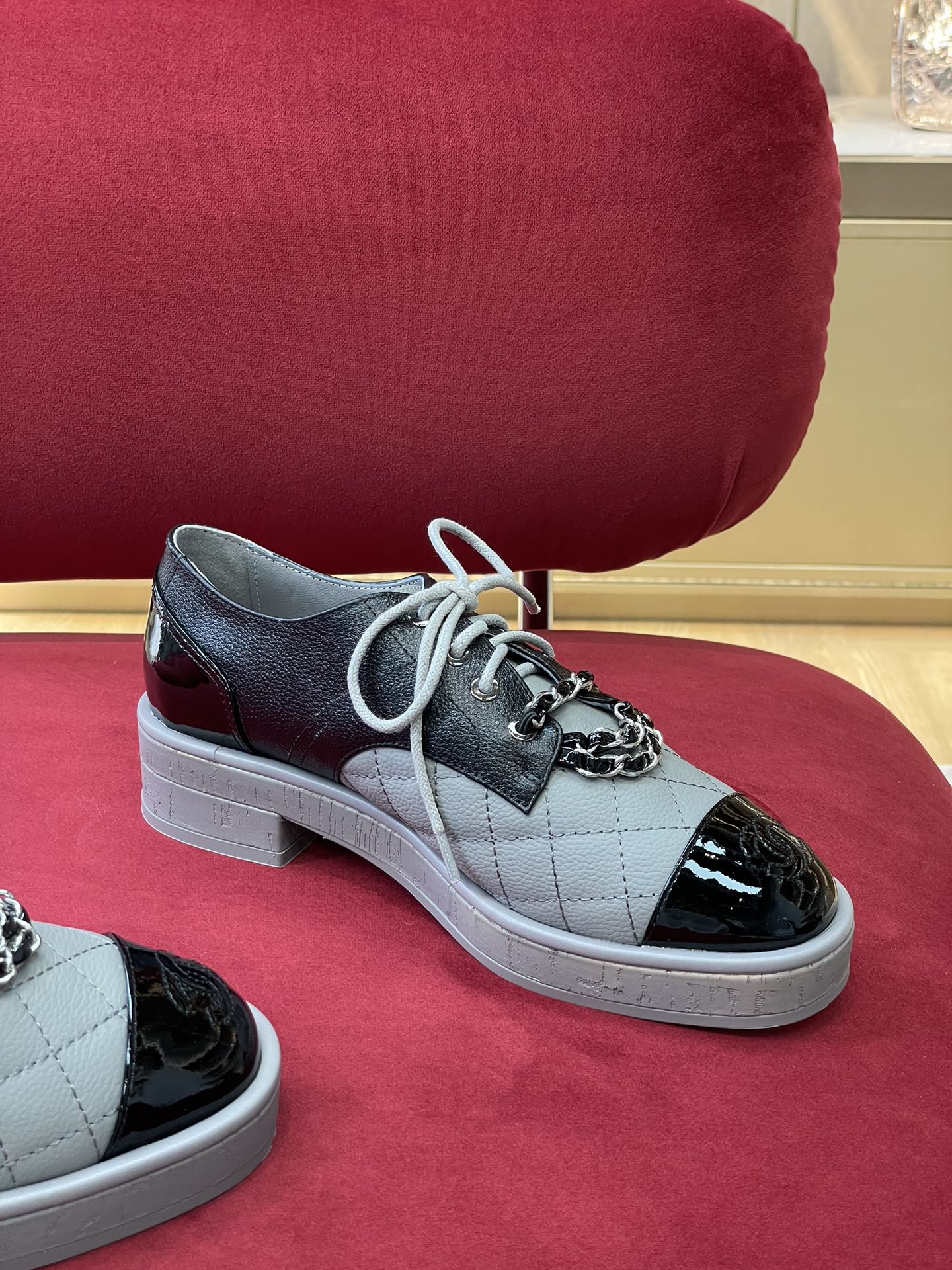 Новинка сезона осень/зима 2022 от Chanel - Кожаные туфли с цепочкой и узором ?личи? - Серые/Черные