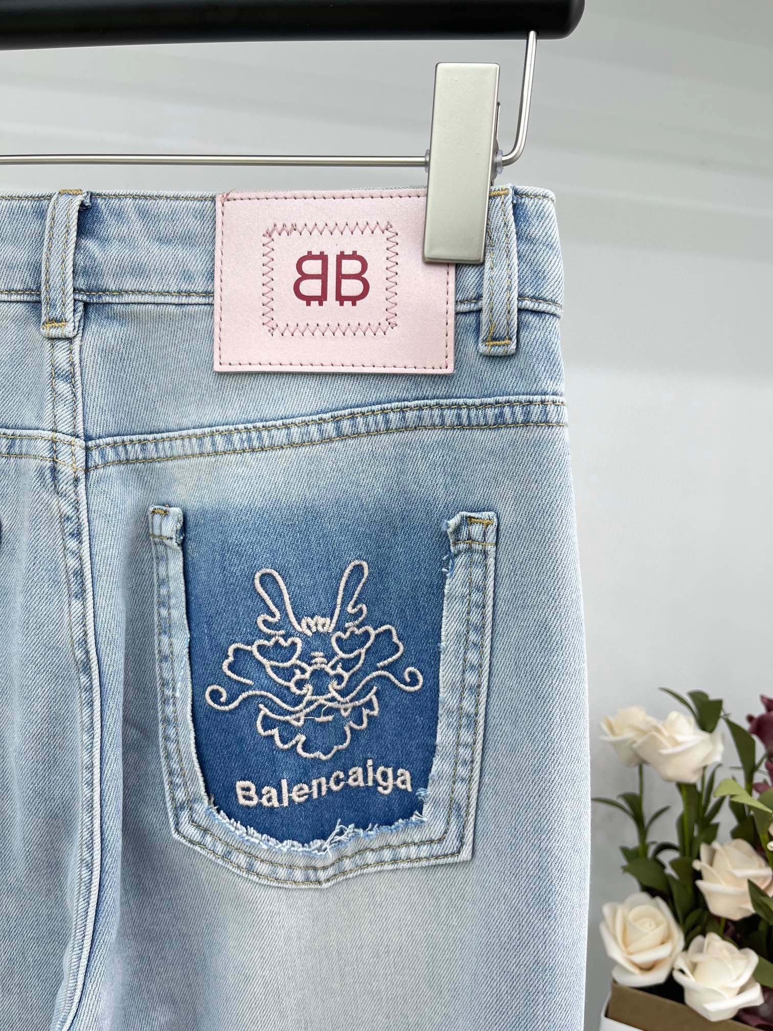 Джинсы Balenciaga 2403 Classic с вышивкой дракона